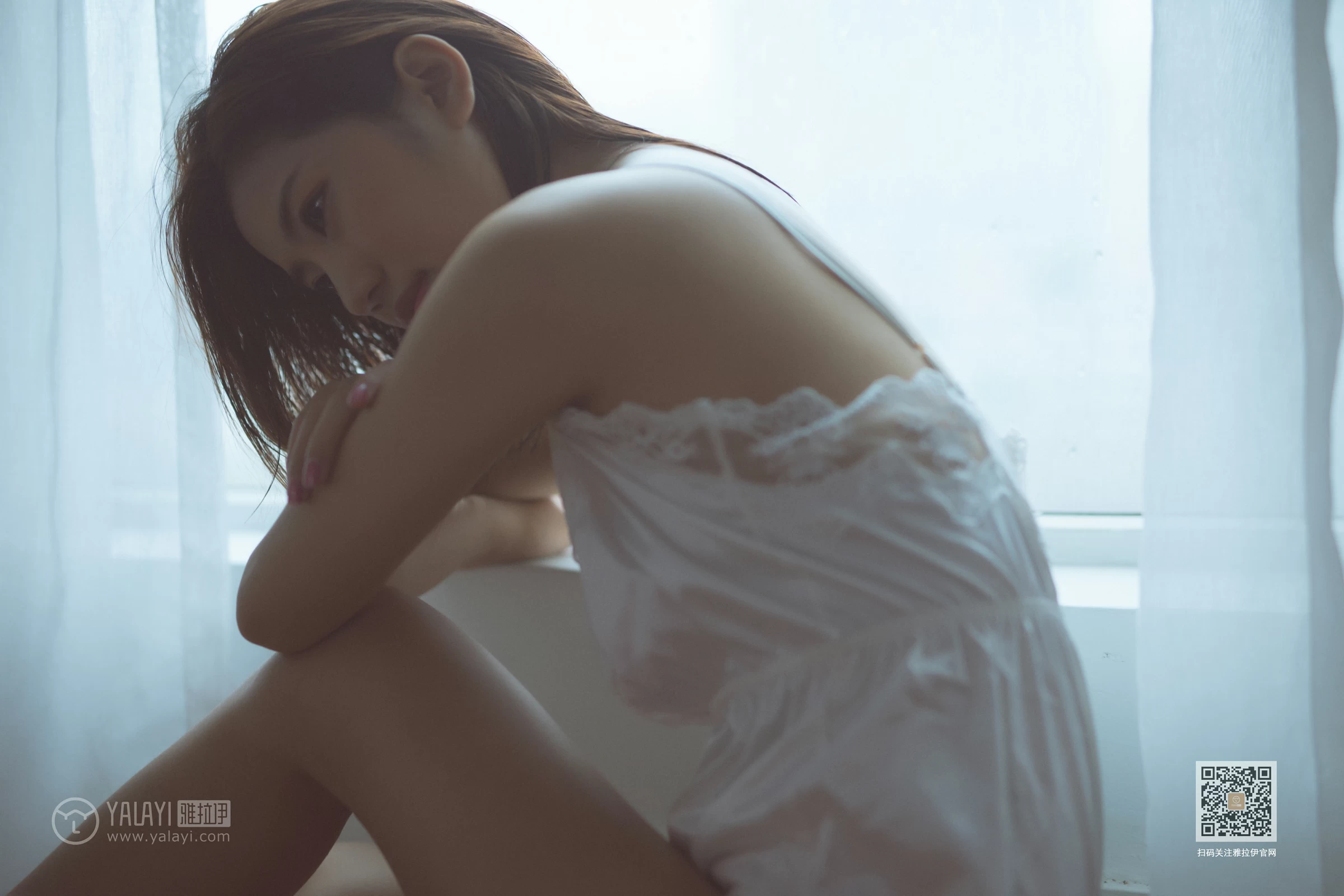 [YALAYI雅拉伊]No.397 念念又不忘 小小 白色吊带蕾丝睡衣性感私房写真集第3张