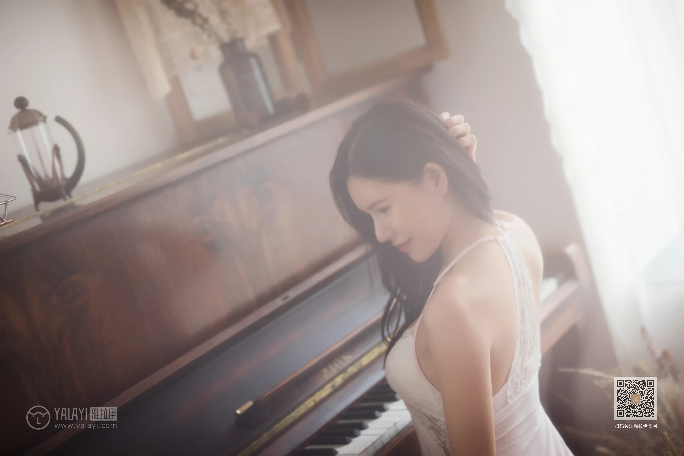 [YALAYI雅拉伊]No.400 想念你 瑶瑶 白色吊带蕾丝睡衣裙居家性感私房写真集第2张