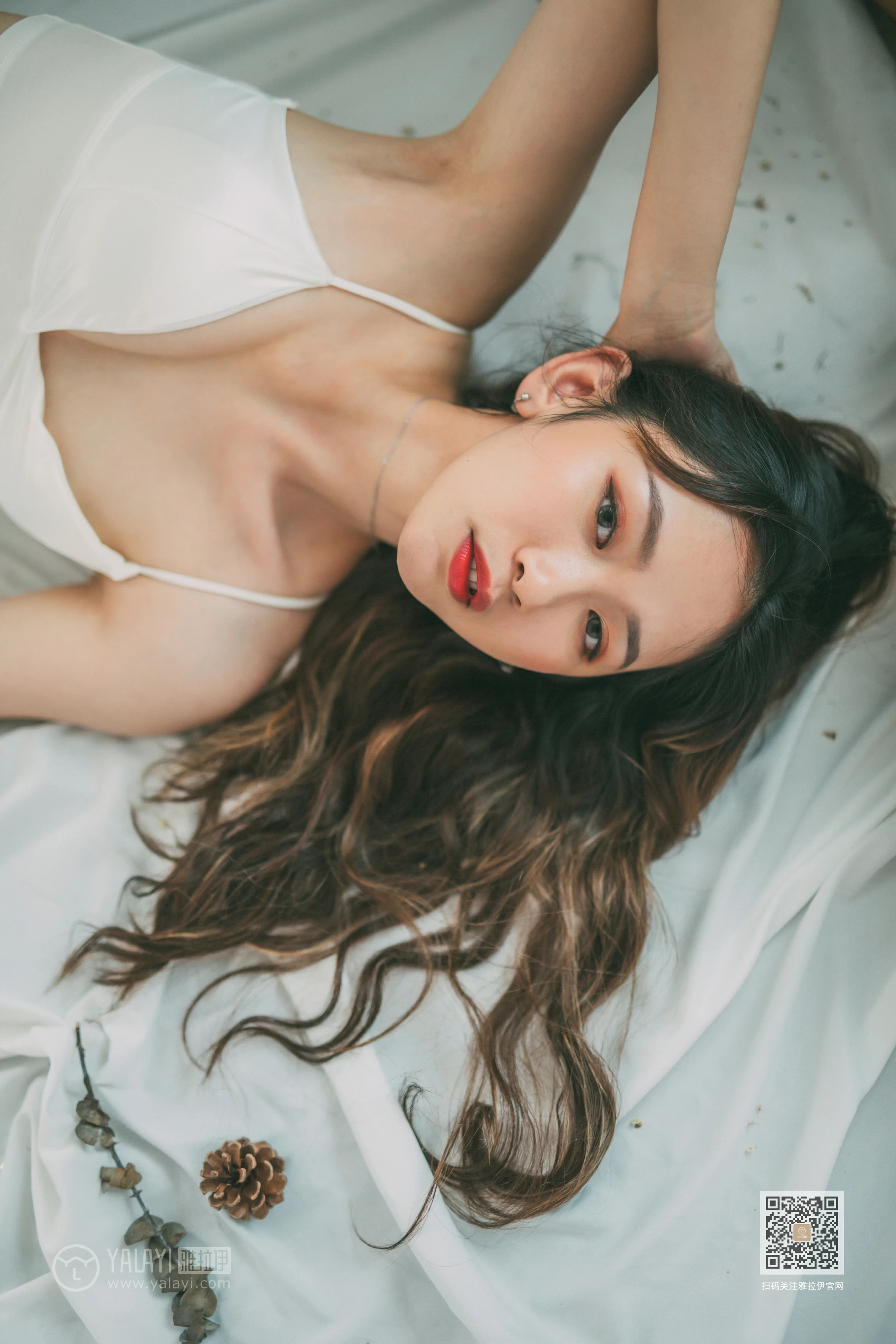 [YALAYI雅拉伊]Vol.408 写生模特 晓琳 白色透视睡衣加白色内衣性感私房写真集第13张