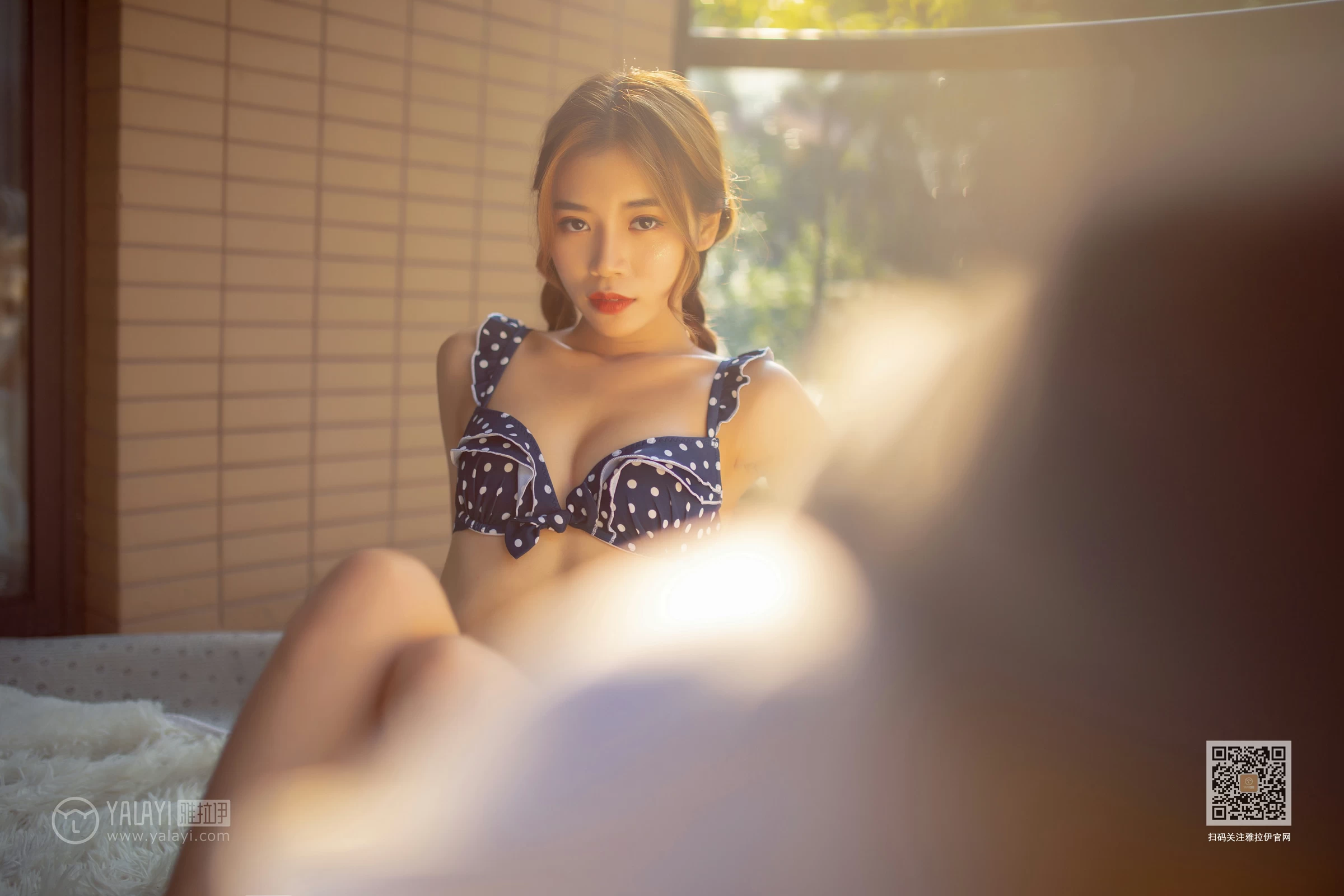 [YALAYI雅拉伊]Vol.409 白色丽人 丽雅 白色衬衫与粉色内衣性感私房写真集第3张