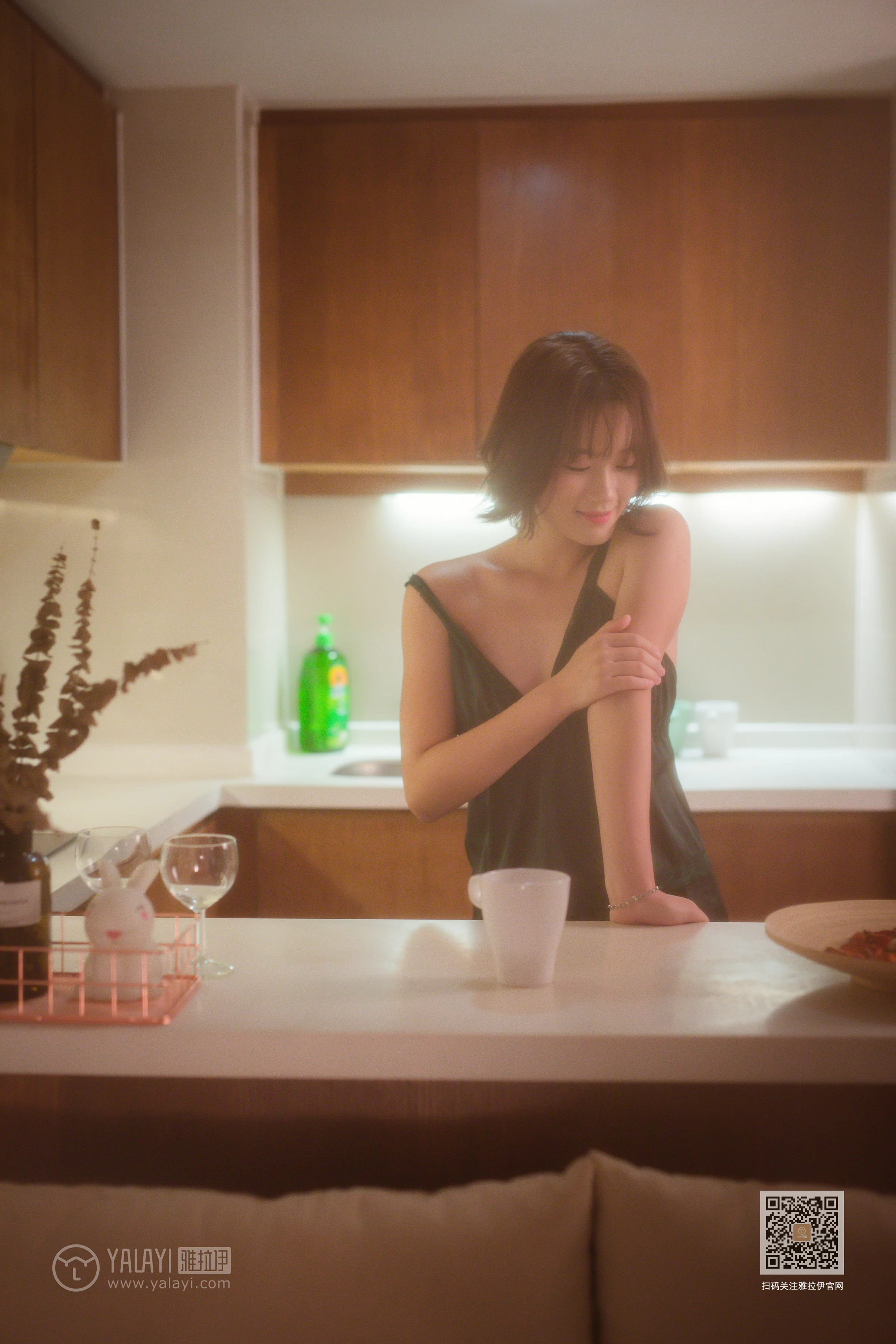 [YALAYI雅拉伊]Vol.412 特技小厨娘 良子 吊带睡衣加蕾丝短裤性感私房写真集第4张