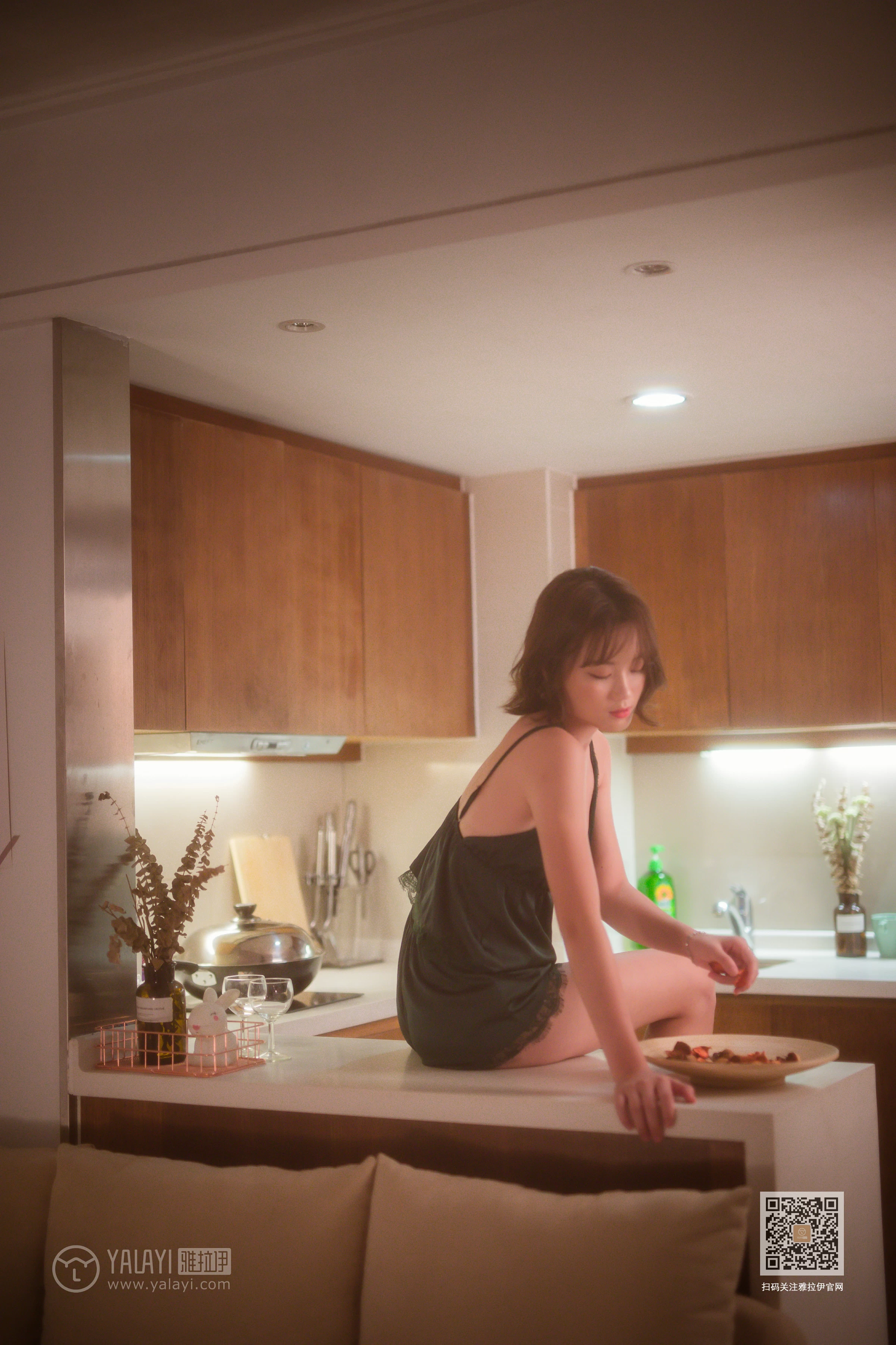 [YALAYI雅拉伊]Vol.412 特技小厨娘 良子 吊带睡衣加蕾丝短裤性感私房写真集第6张
