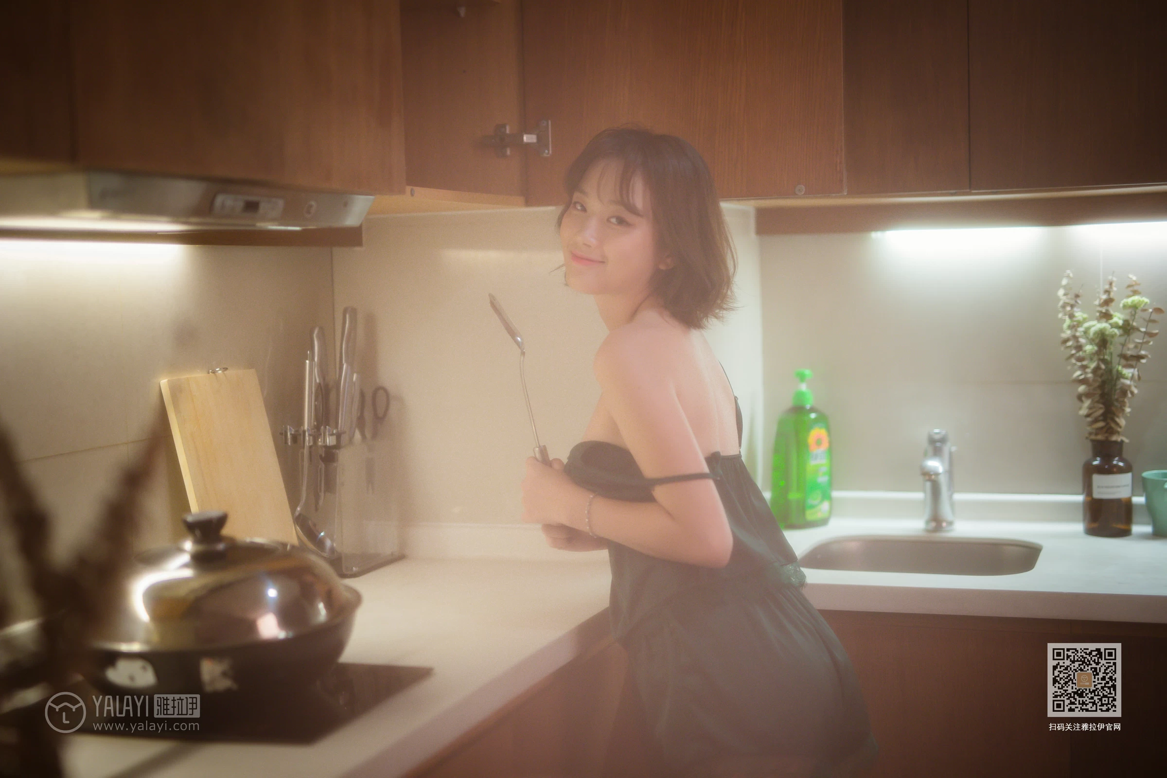 [YALAYI雅拉伊]Vol.412 特技小厨娘 良子 吊带睡衣加蕾丝短裤性感私房写真集第14张