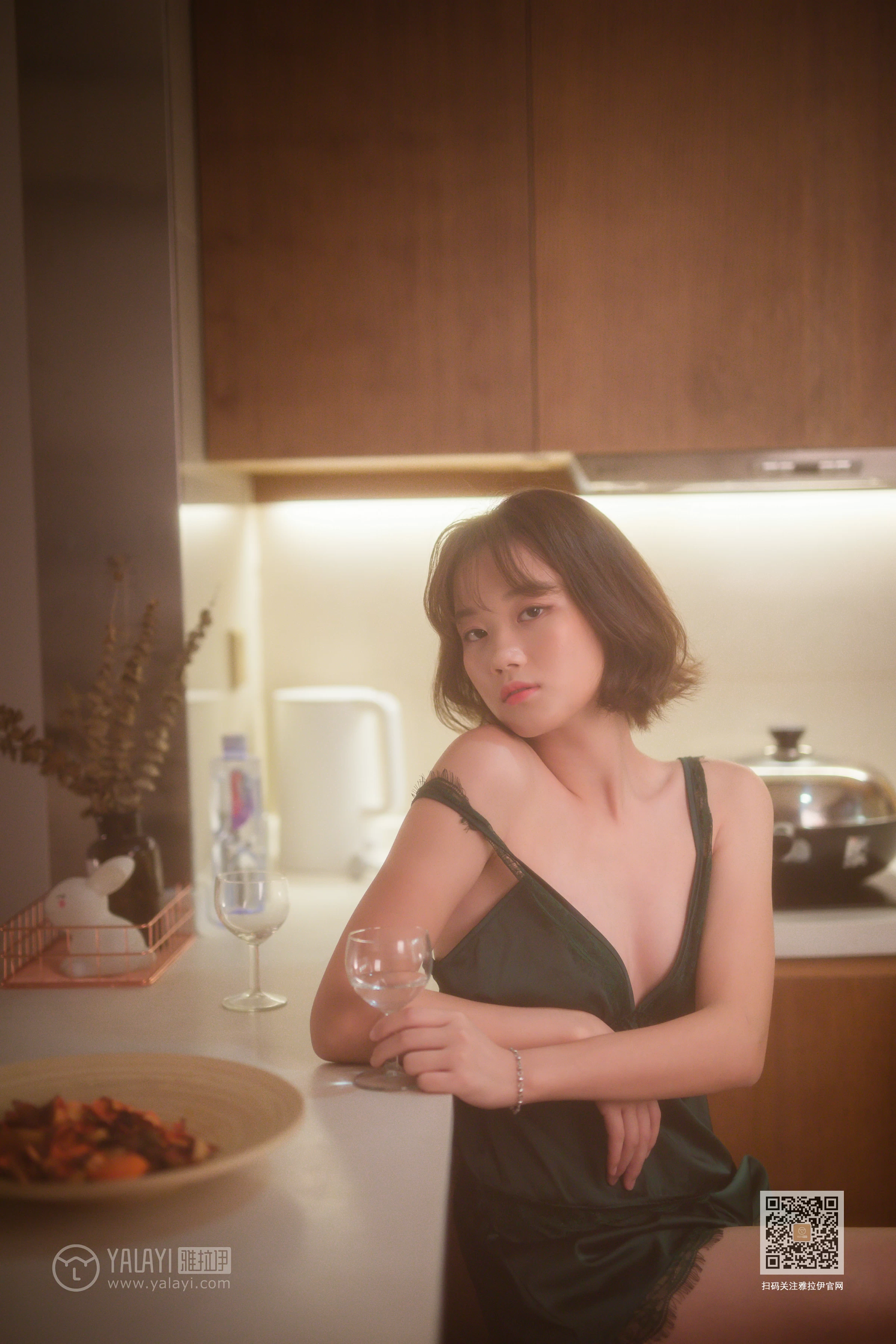[YALAYI雅拉伊]Vol.412 特技小厨娘 良子 吊带睡衣加蕾丝短裤性感私房写真集第16张