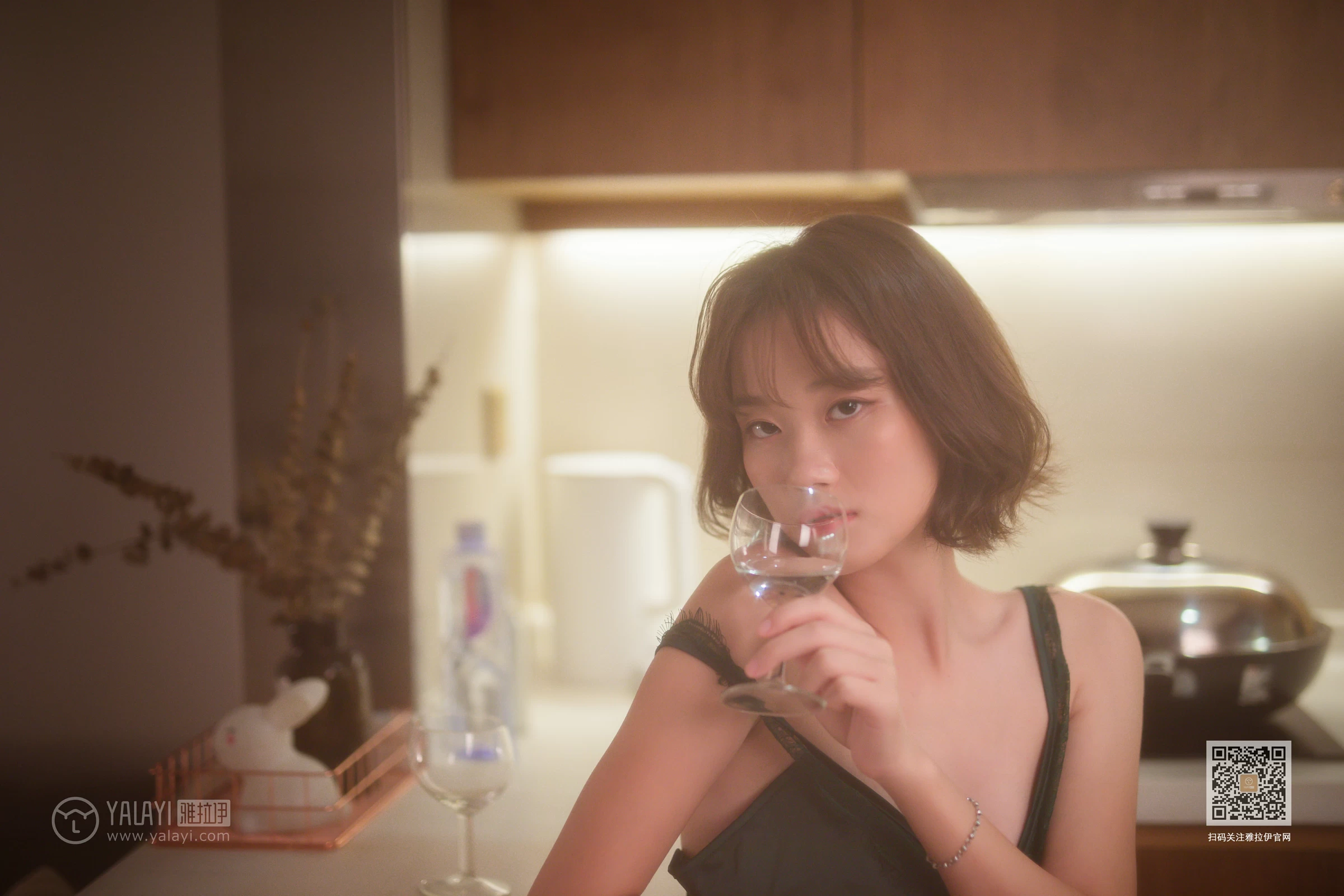 [YALAYI雅拉伊]Vol.412 特技小厨娘 良子 吊带睡衣加蕾丝短裤性感私房写真集第16张