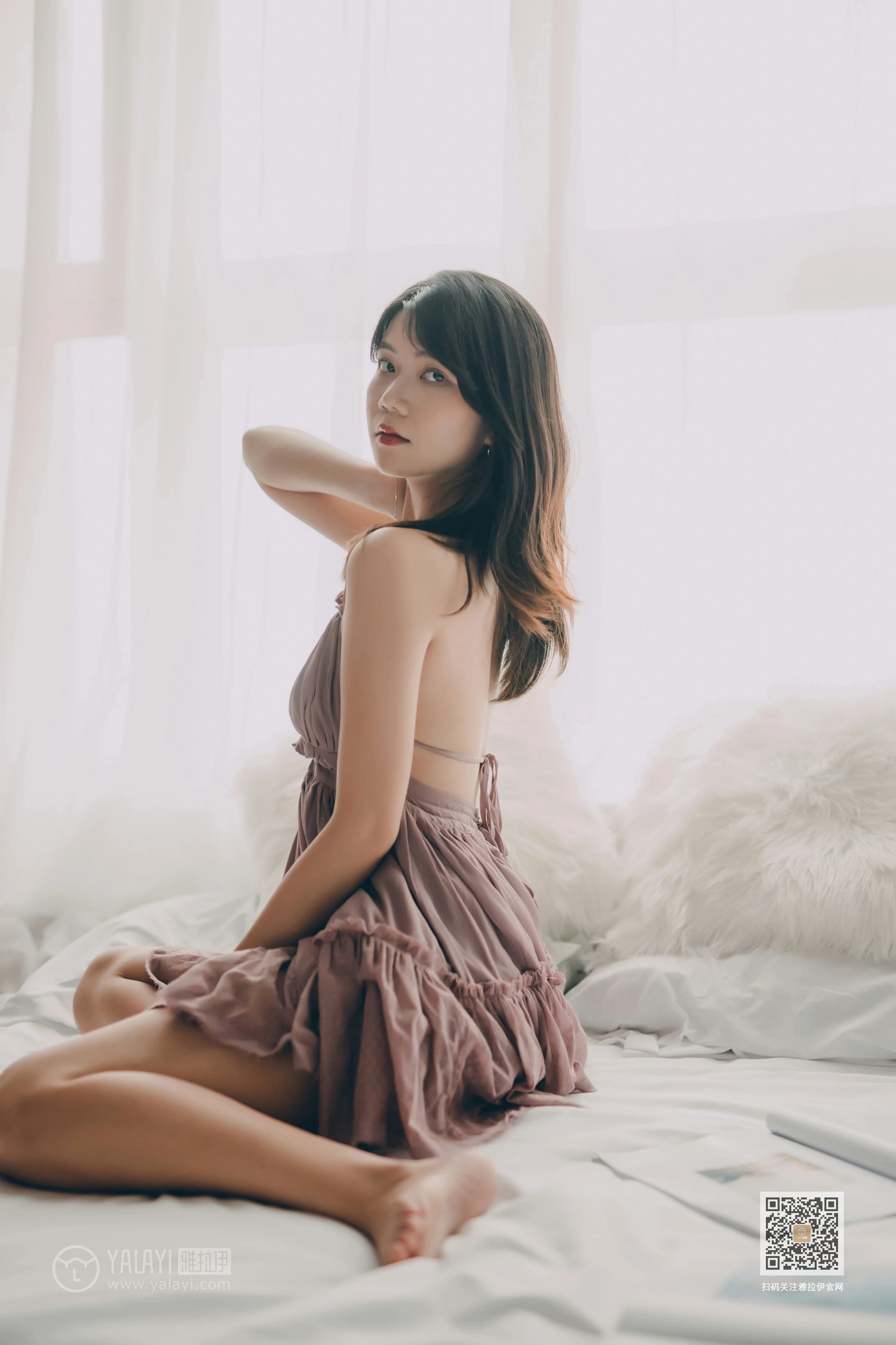 [YALAYI雅拉伊]Vol.414 缠绵 倪倪 棕色吊带睡衣裙居家性感私房写真集第2张