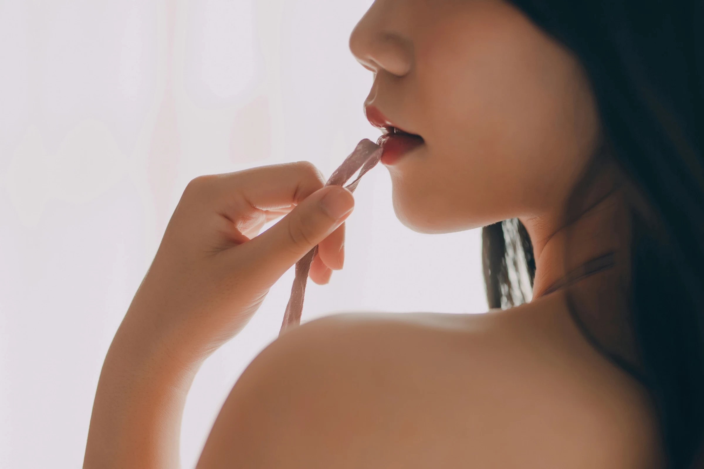 [YALAYI雅拉伊]Vol.414 缠绵 倪倪 棕色吊带睡衣裙居家性感私房写真集第6张