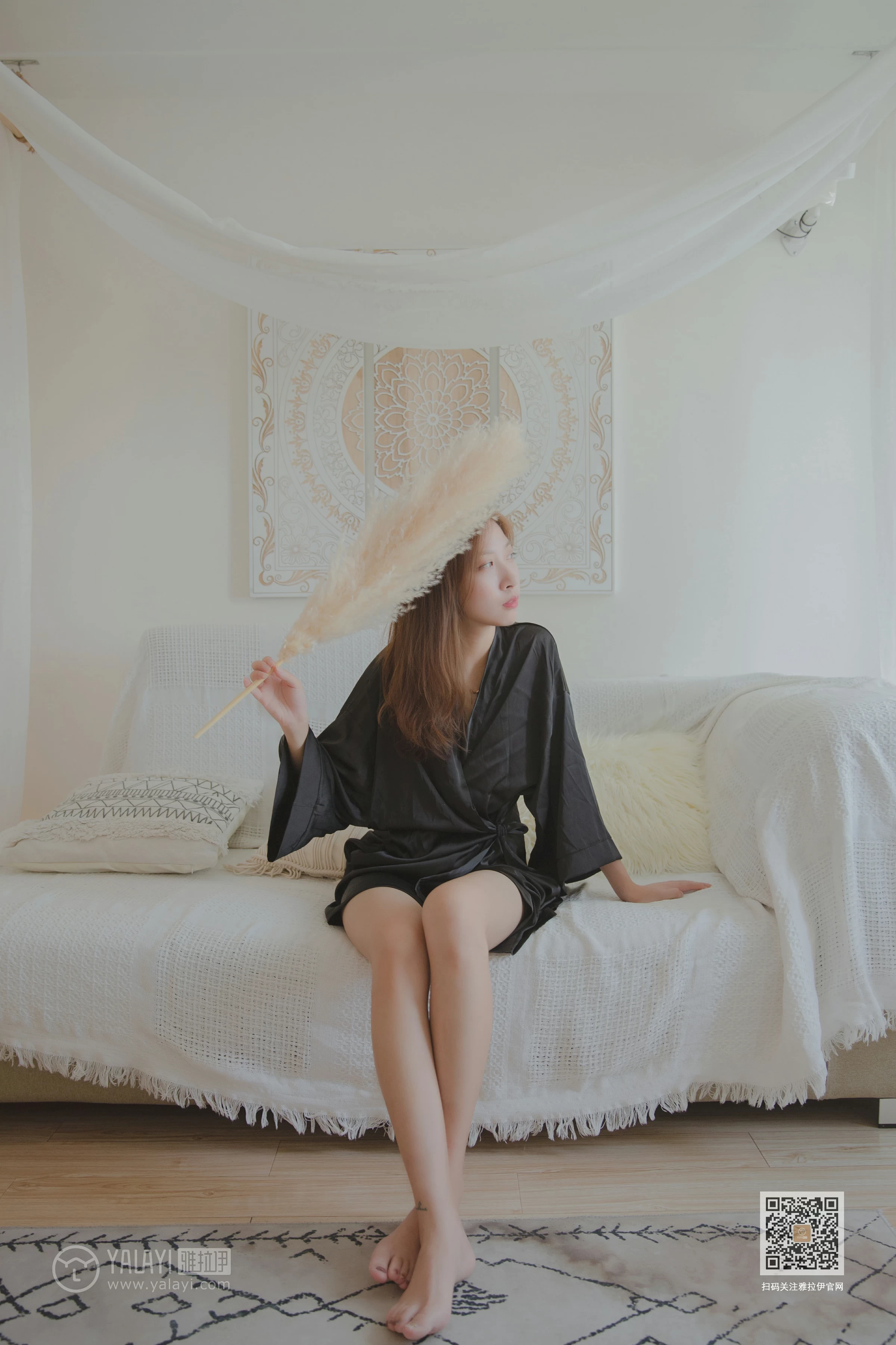 [YALAYI雅拉伊]Vol.416 白加黑 蓝心 黑色真丝睡衣加黑色蕾丝内衣性感私房写真集第4张