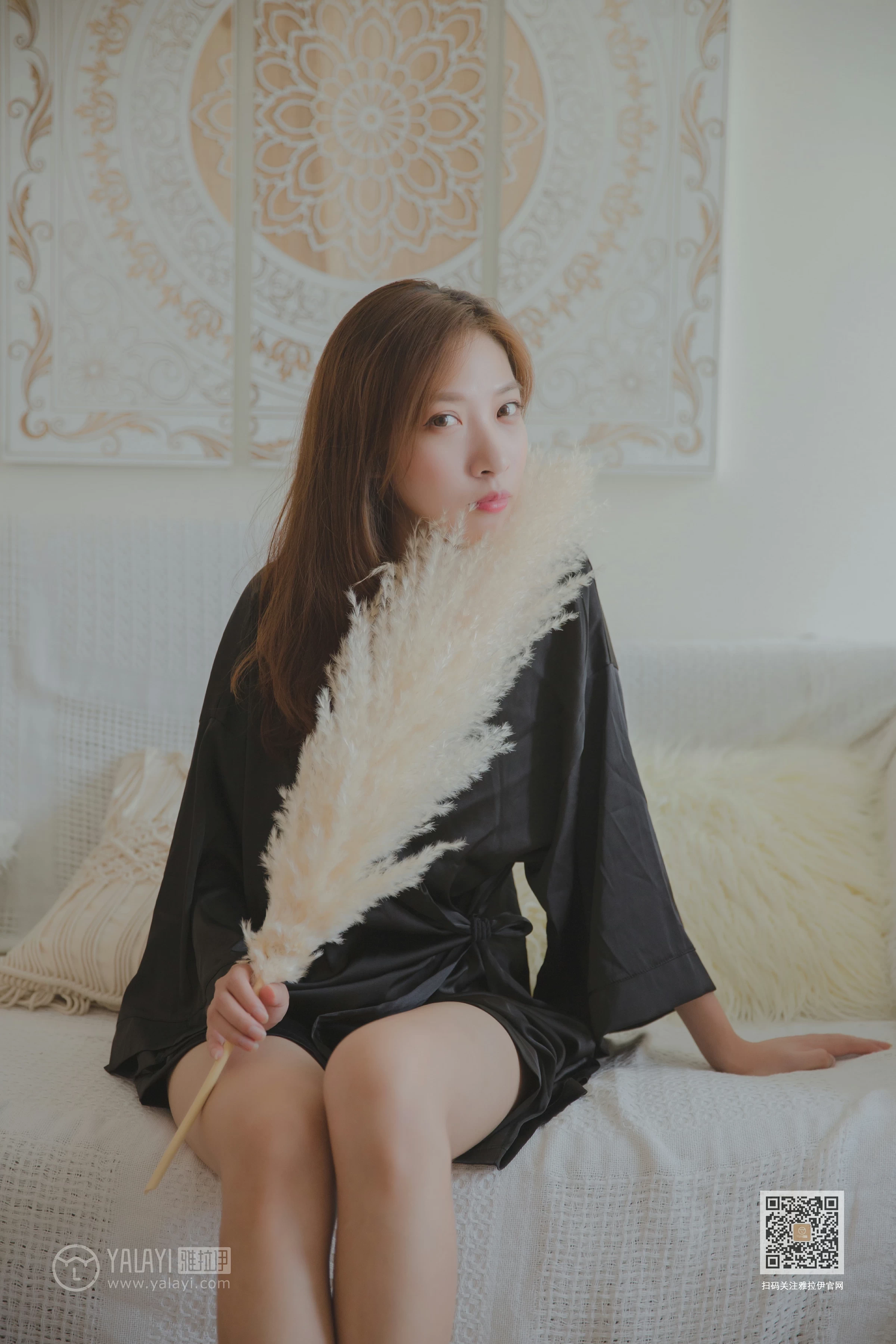 [YALAYI雅拉伊]Vol.416 白加黑 蓝心 黑色真丝睡衣加黑色蕾丝内衣性感私房写真集第5张