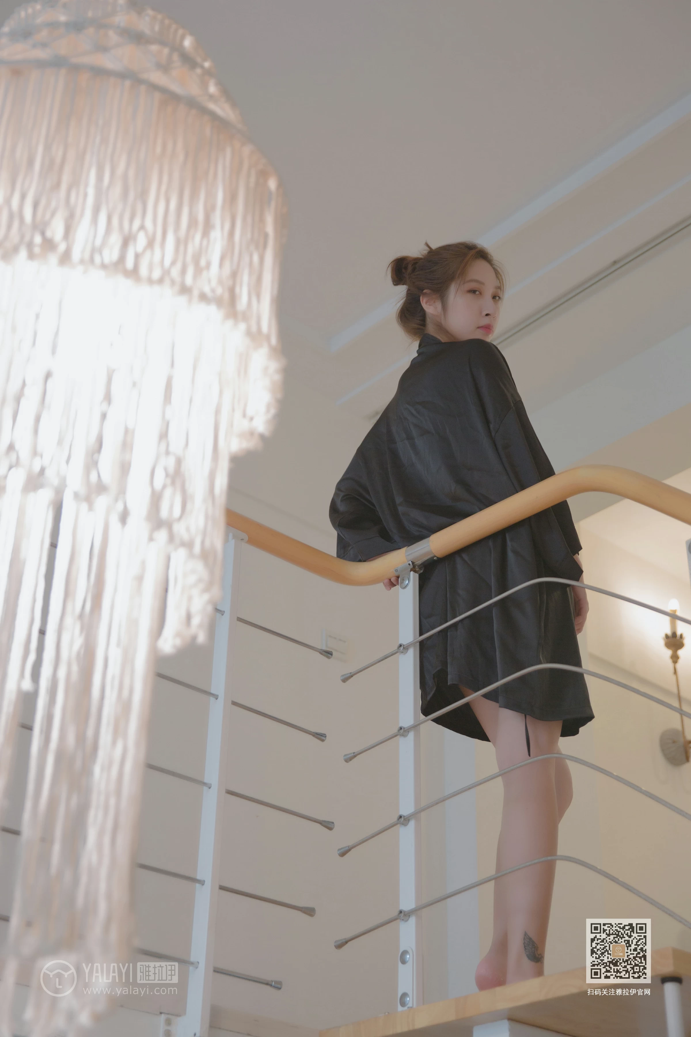 [YALAYI雅拉伊]Vol.416 白加黑 蓝心 黑色真丝睡衣加黑色蕾丝内衣性感私房写真集第14张