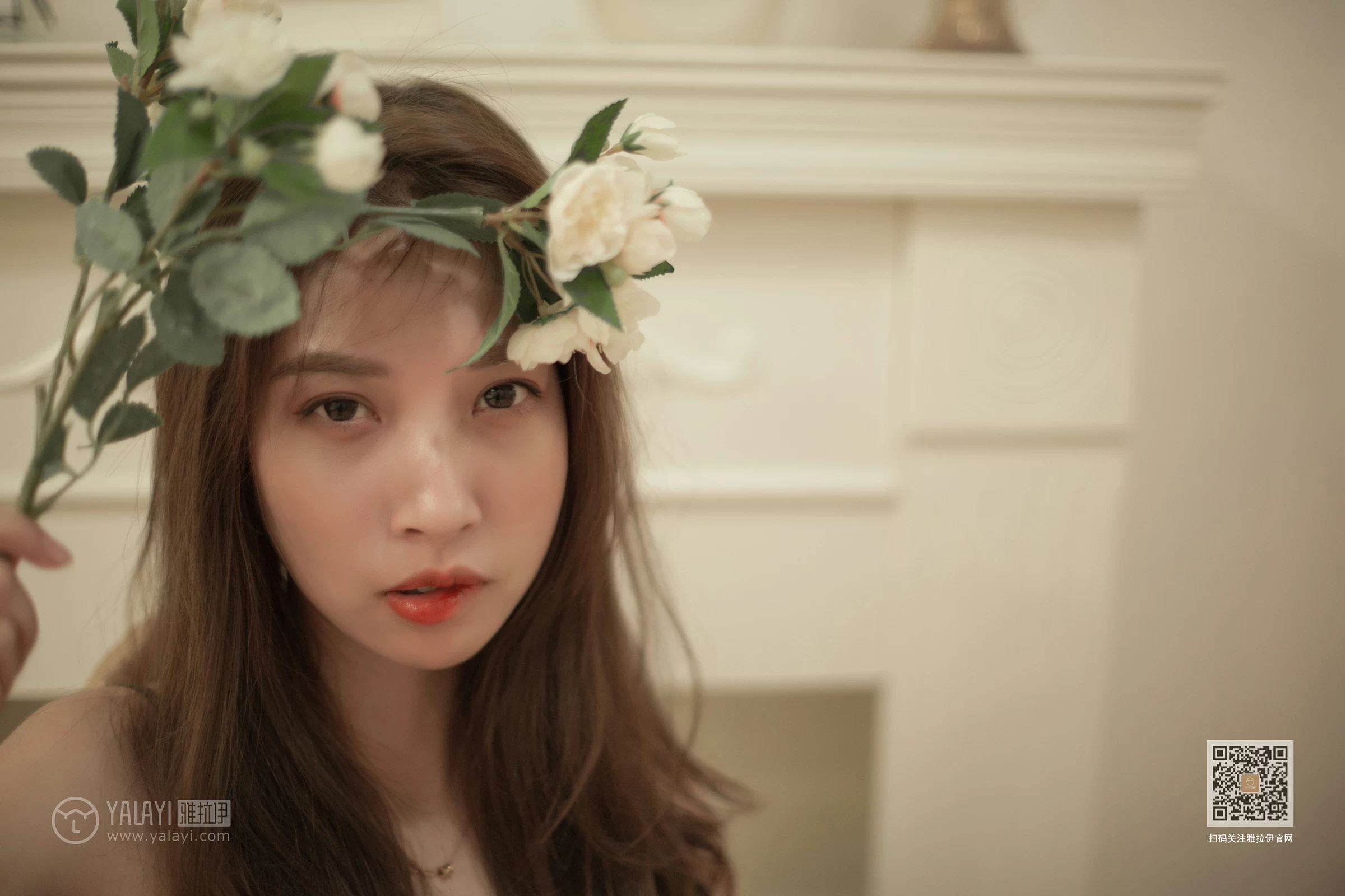 [YALAYI雅拉伊]Vol.421 素颜 蓝心 白色蕾丝内衣与棕色连体比基尼泳装性感私房写真集第14张