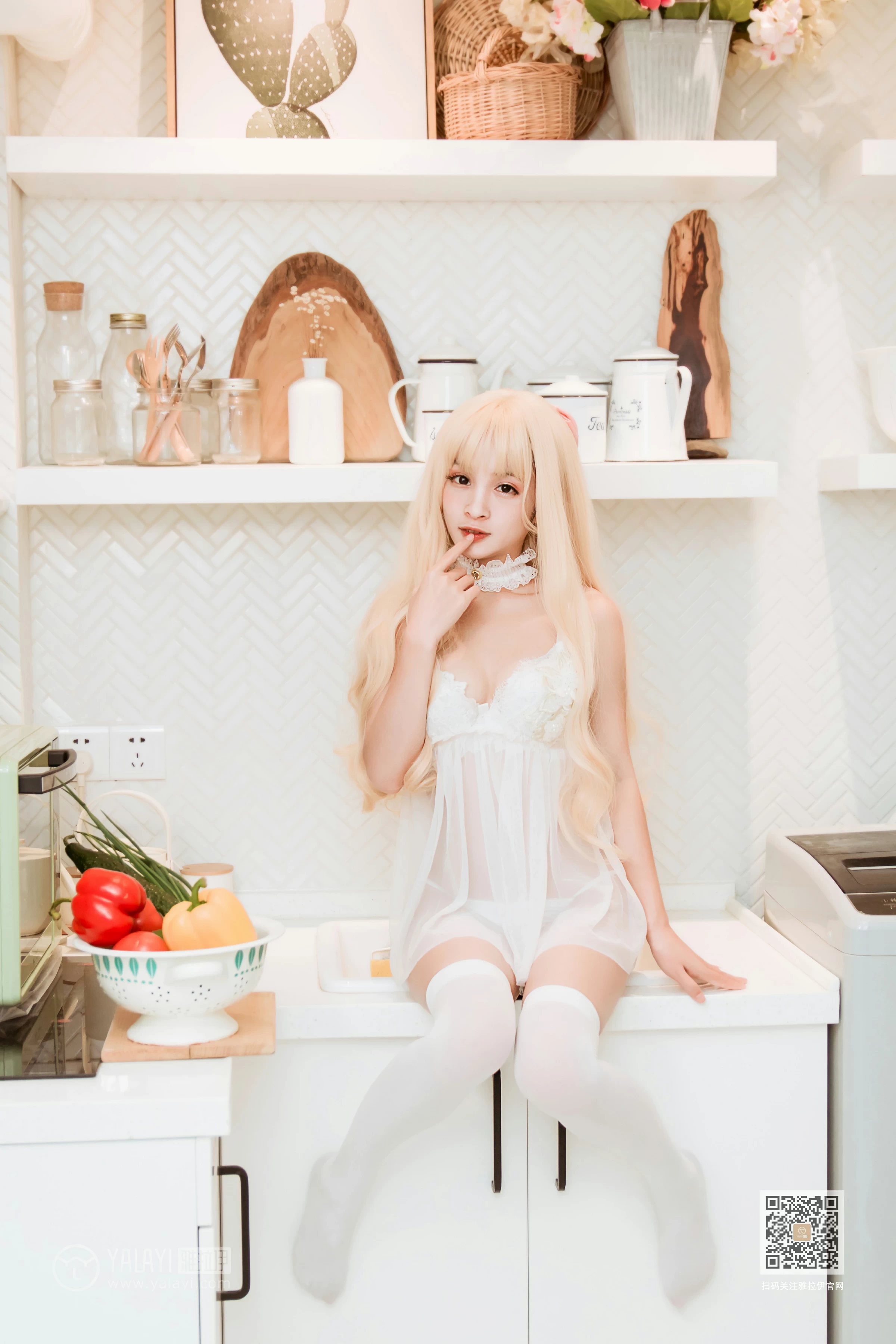[YALAYI雅拉伊]Vol.425 异世界少女 艾丽 白色透视内衣裙加白色丝袜美腿性感私房写真集第3张