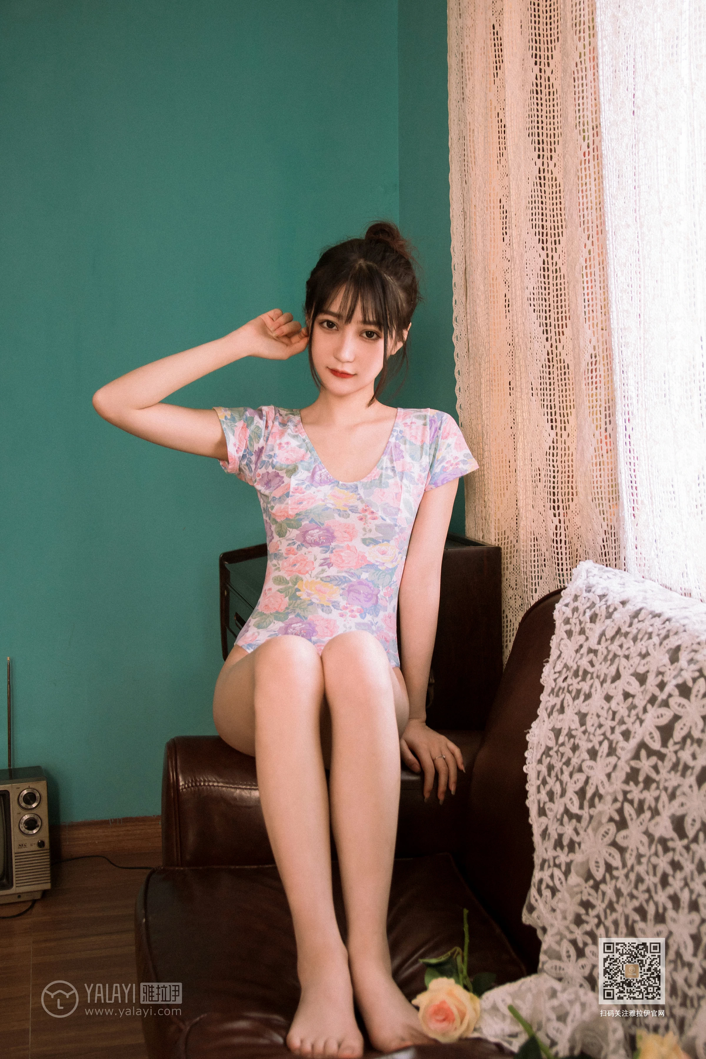 [YALAYI雅拉伊]Vol.433 复古情怀 卉卉 碎花连体衣居家性感私房写真集第4张