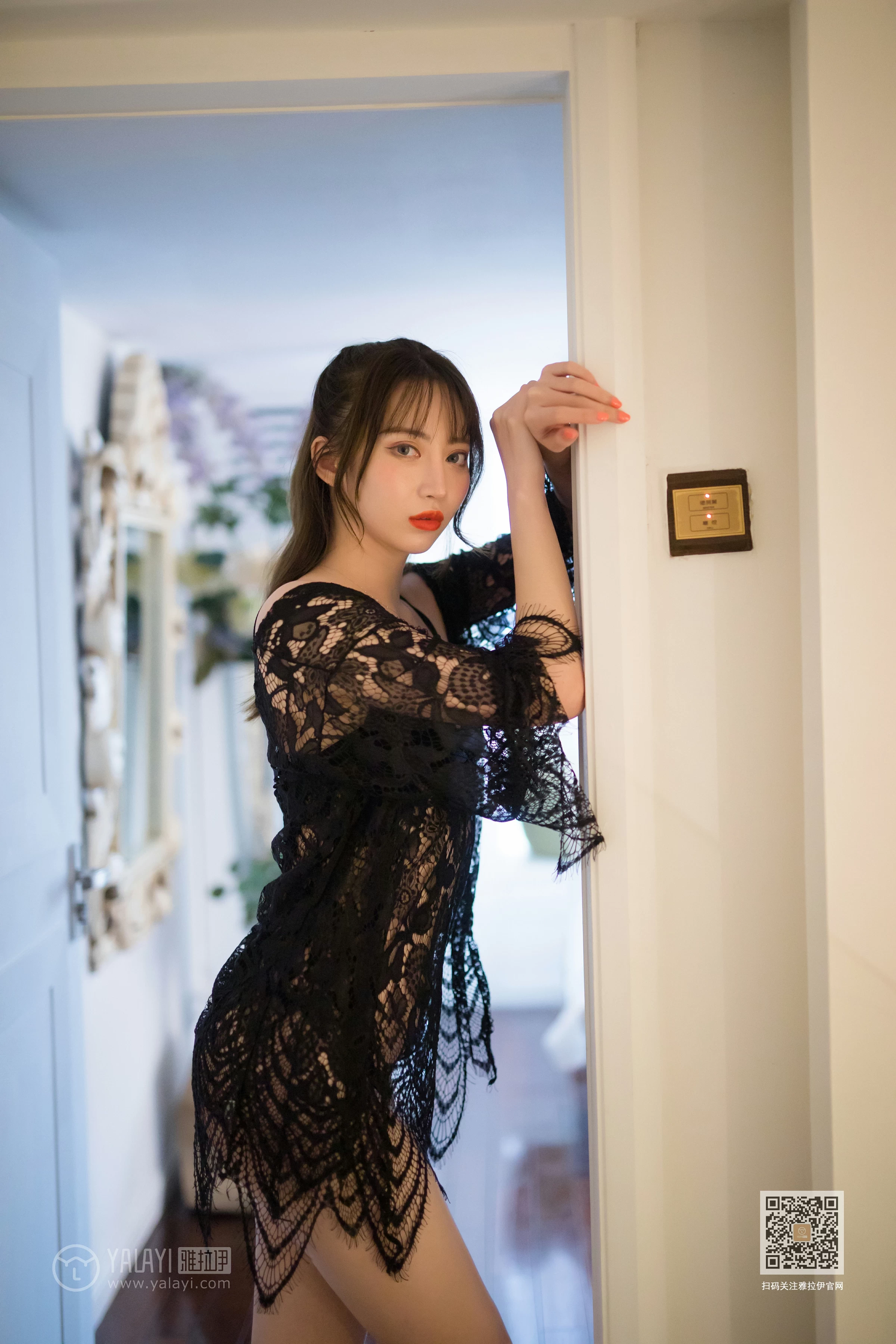 [YALAYI雅拉伊]Vol.435 现代白雪公主 黑色透视镂空睡衣加黑色蕾丝内衣性感私房写真集第4张