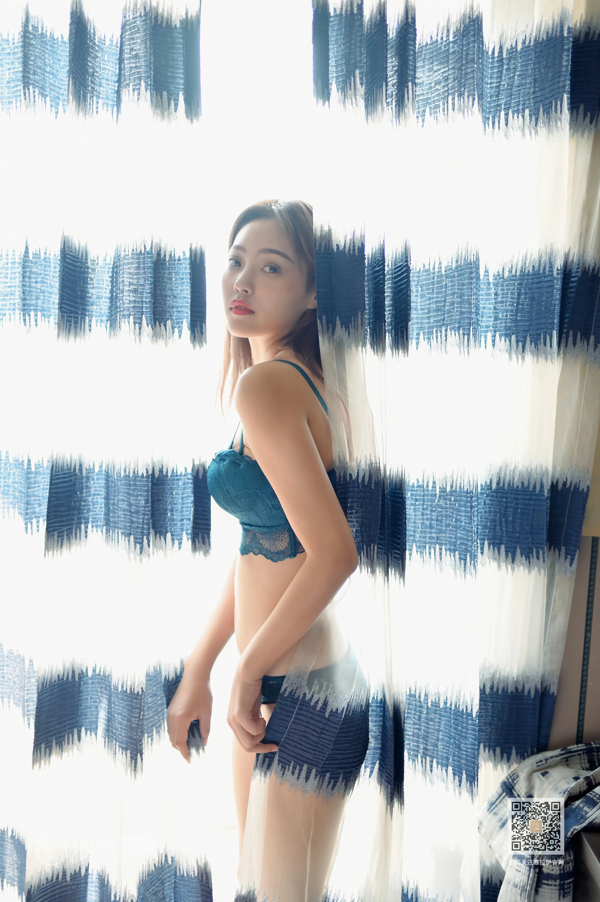 [YALAYI雅拉伊]Vol.439 恋爱初期 出尘 蓝色蕾丝内衣居家性感私房写真集第15张