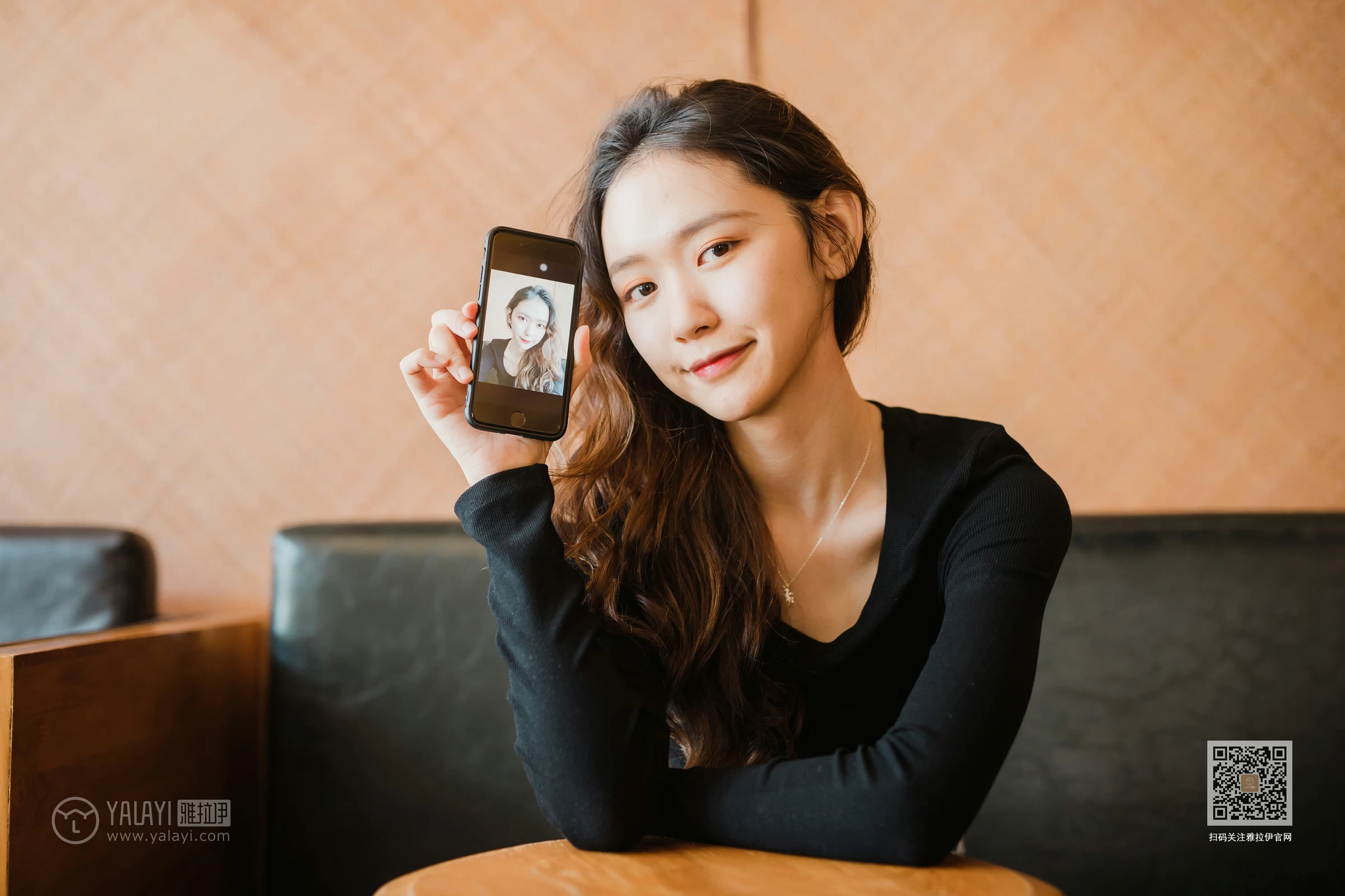 [YALAYI雅拉伊]Vol.484 陪你逛街 晓琳 黑色紧身上衣加牛仔短裤性感私房写真集第6张