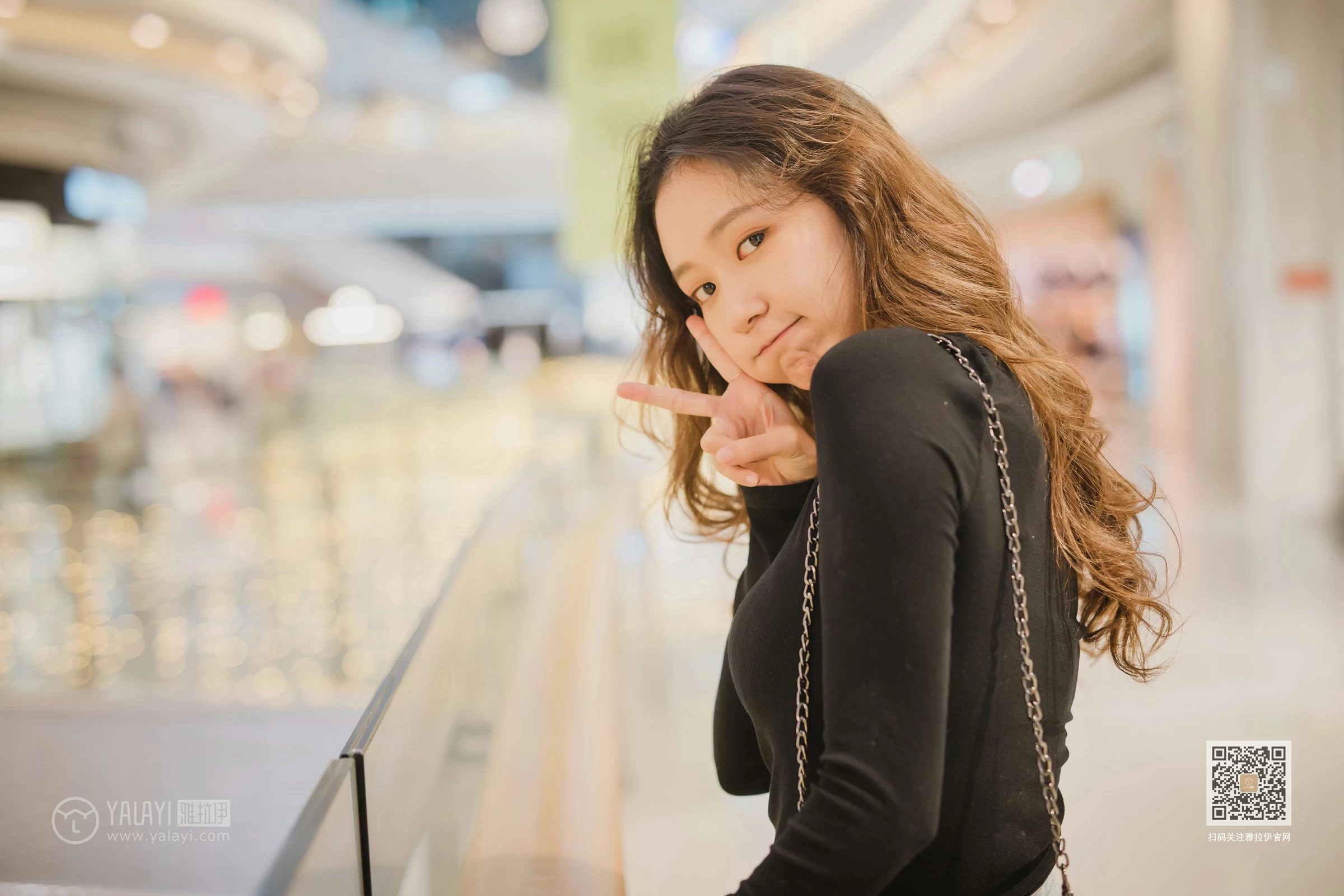 [YALAYI雅拉伊]Vol.484 陪你逛街 晓琳 黑色紧身上衣加牛仔短裤性感私房写真集第11张