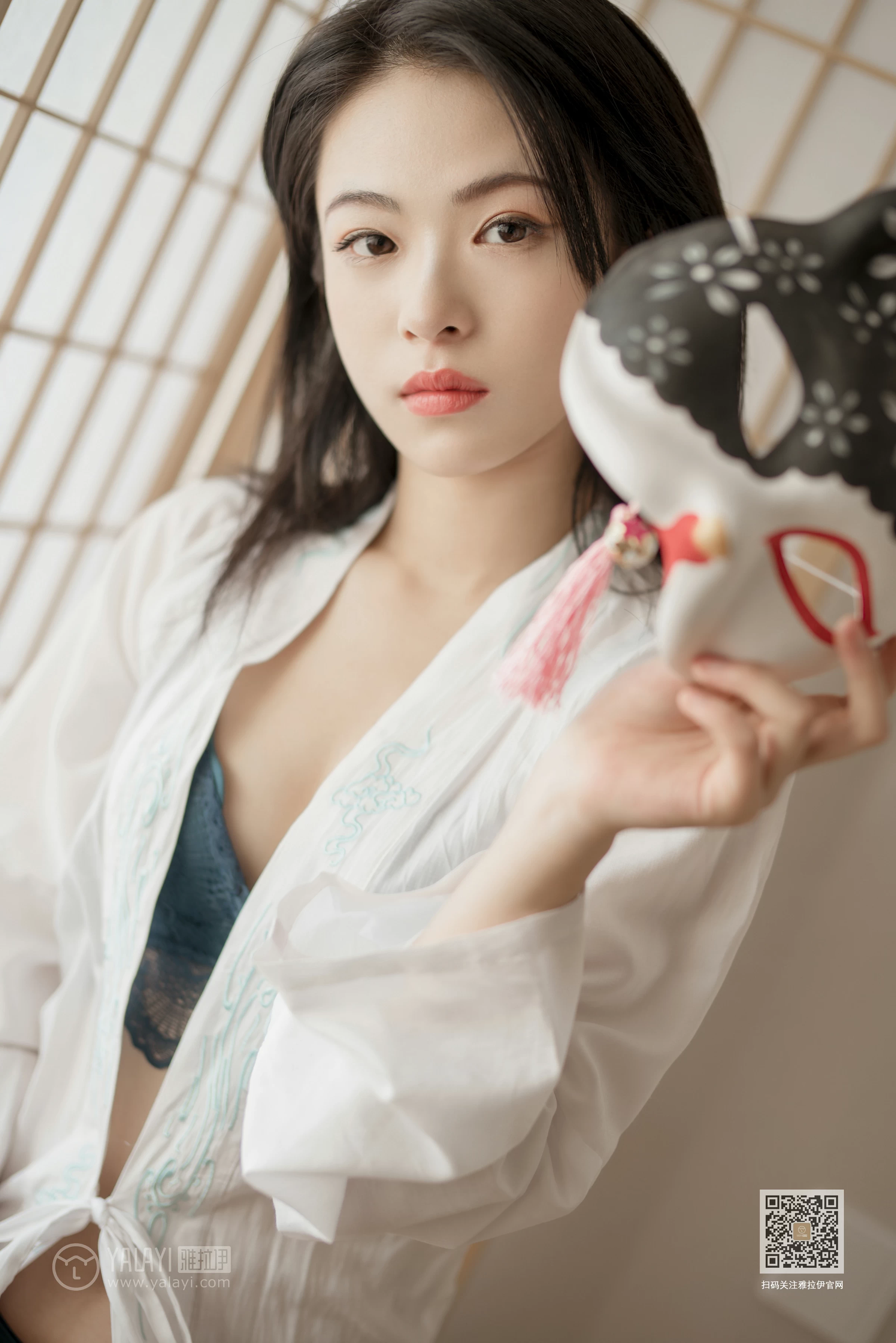 [YALAYI雅拉伊]Vol.492 和风猫女 含嫣 白色透视睡衣加蓝色蕾丝内衣性感私房写真集第2张