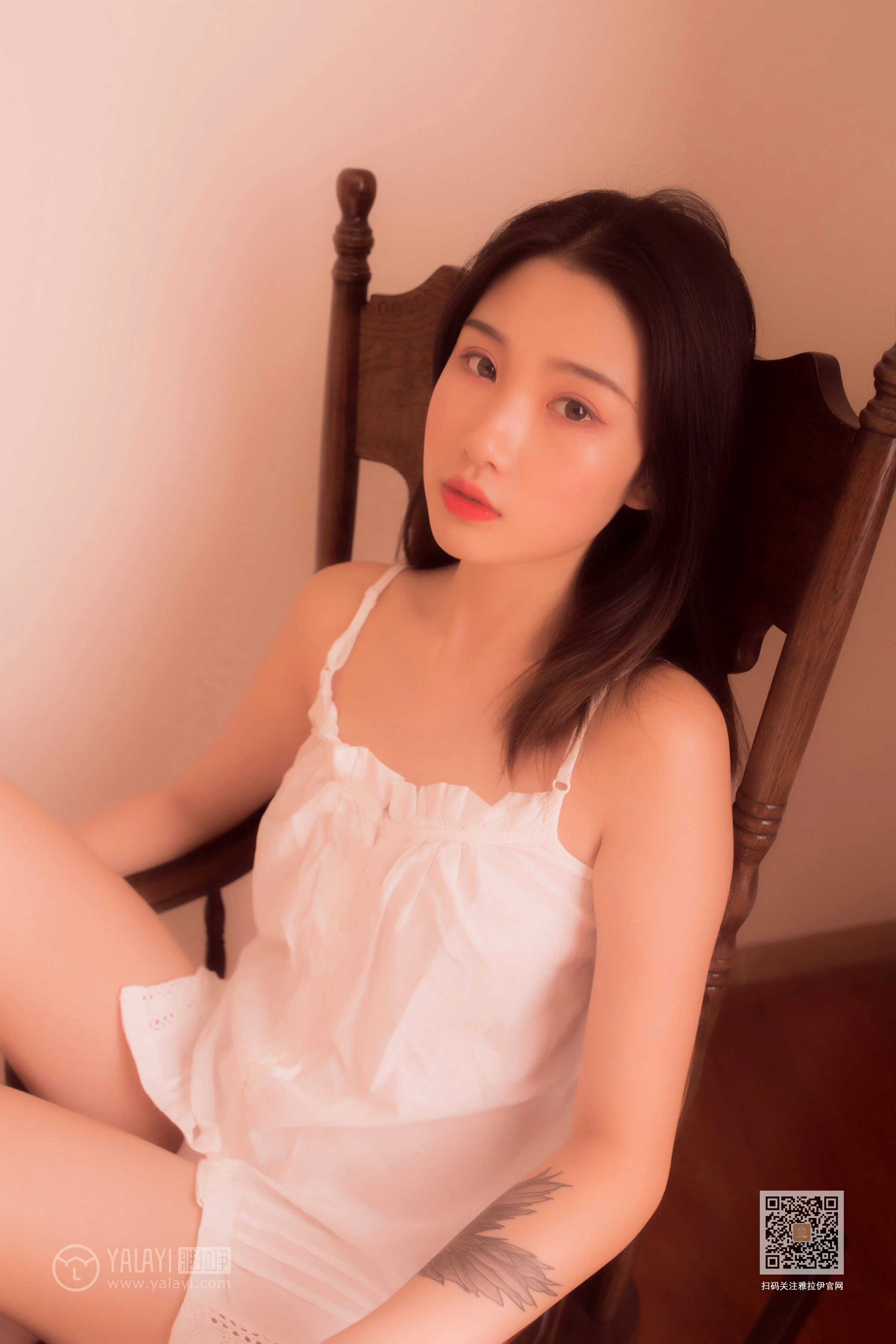 [YALAYI雅拉伊]Vol.493 爱于黄昏后 籹籹仔 白色吊带睡衣居家性感私房写真集第1张
