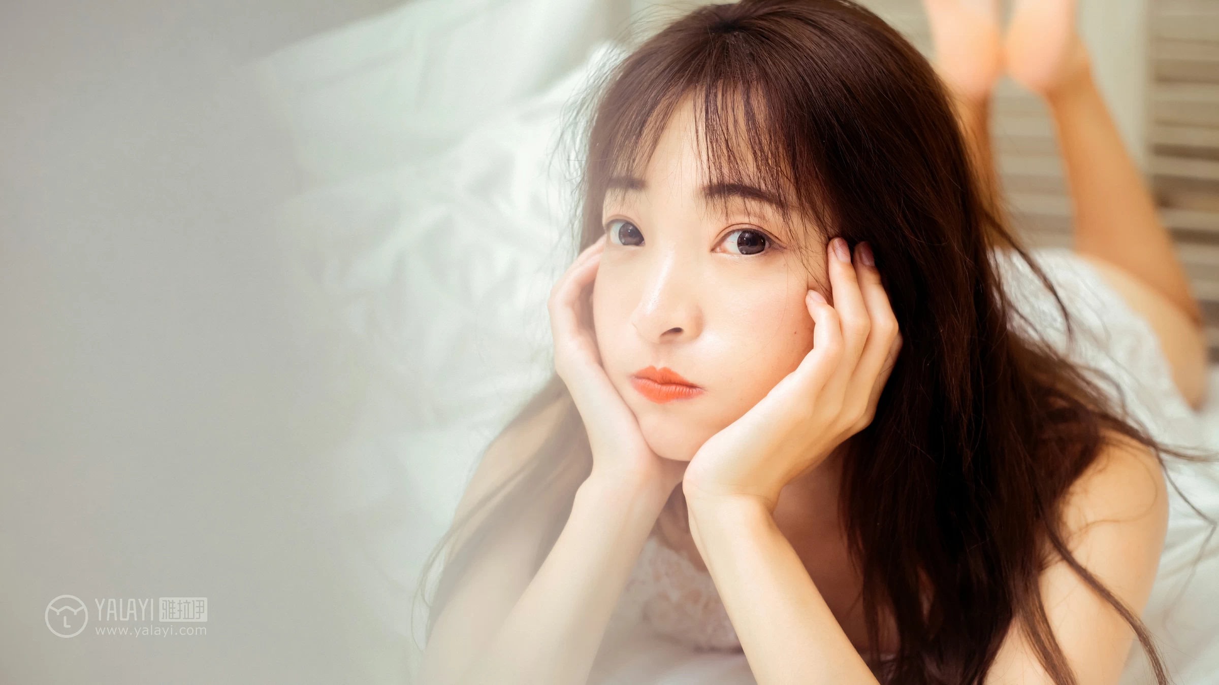 [YALAYI雅拉伊]Vol.508 愉快的一晚 小雪 白色吊带蕾丝睡衣裙性感私房写真集第6张