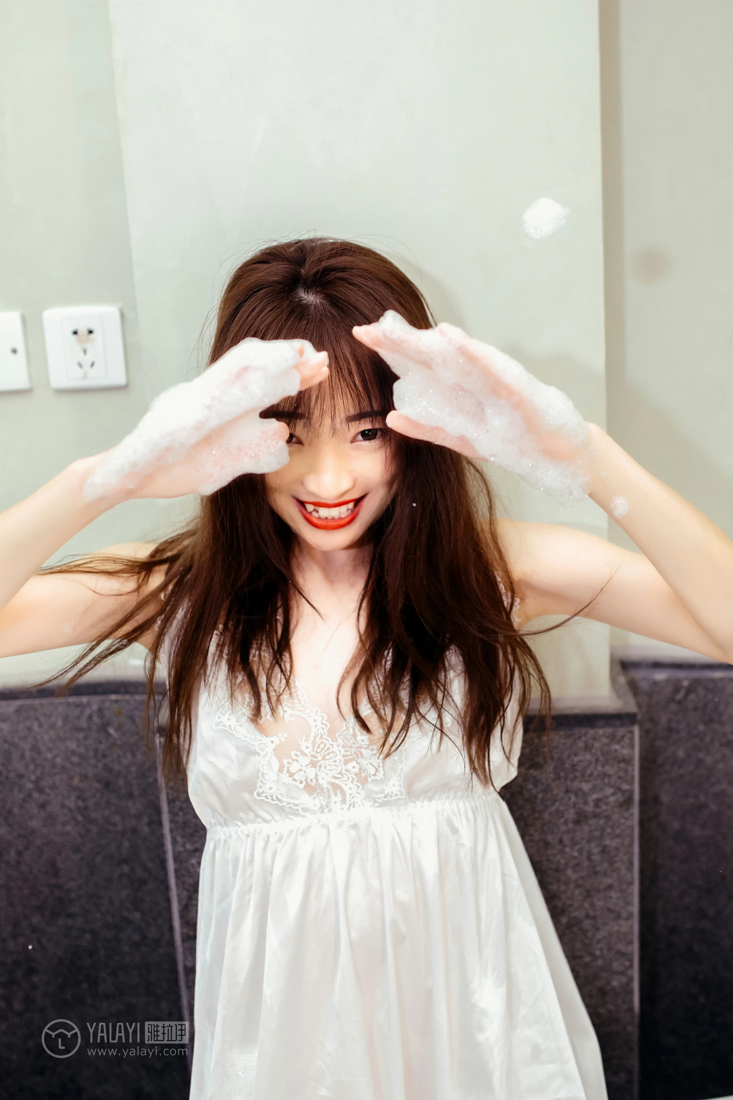 [YALAYI雅拉伊]Vol.508 愉快的一晚 小雪 白色吊带蕾丝睡衣裙性感私房写真集第11张