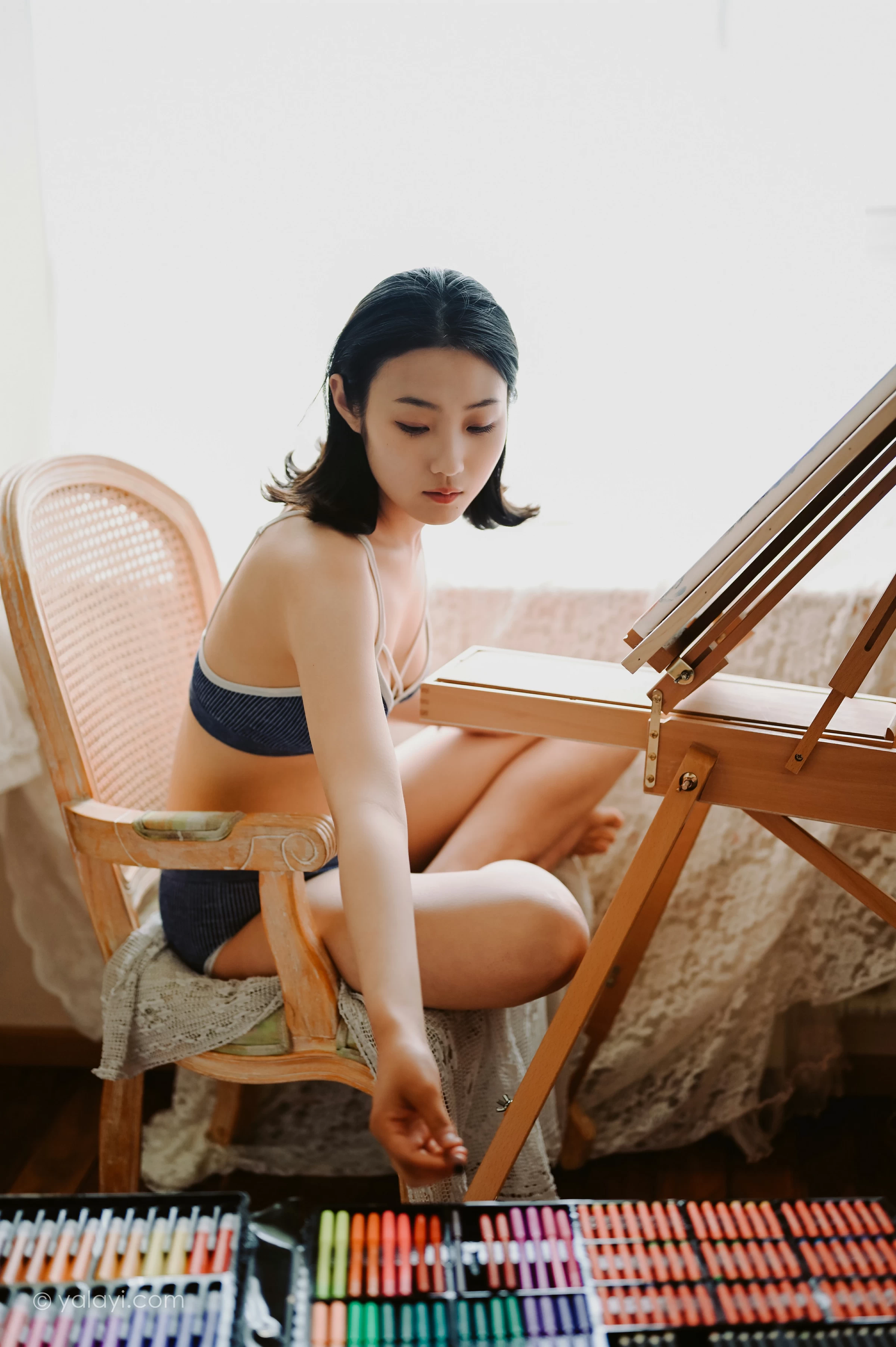 [YALAYI雅拉伊]NO.668 《作画的女孩》 沈伊 灰色内衣性感私房写真集第2张