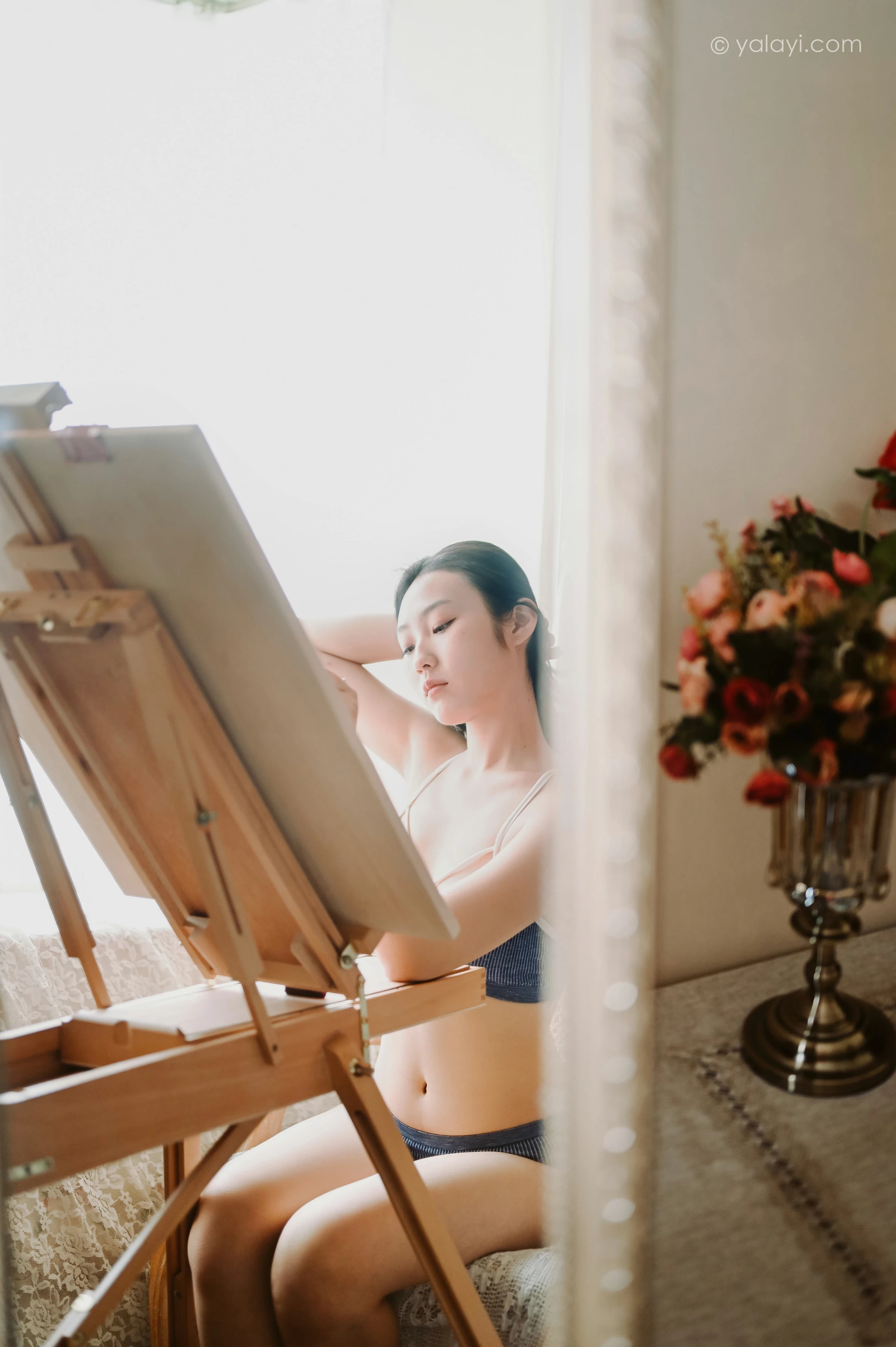 [YALAYI雅拉伊]NO.668 《作画的女孩》 沈伊 灰色内衣性感私房写真集第4张