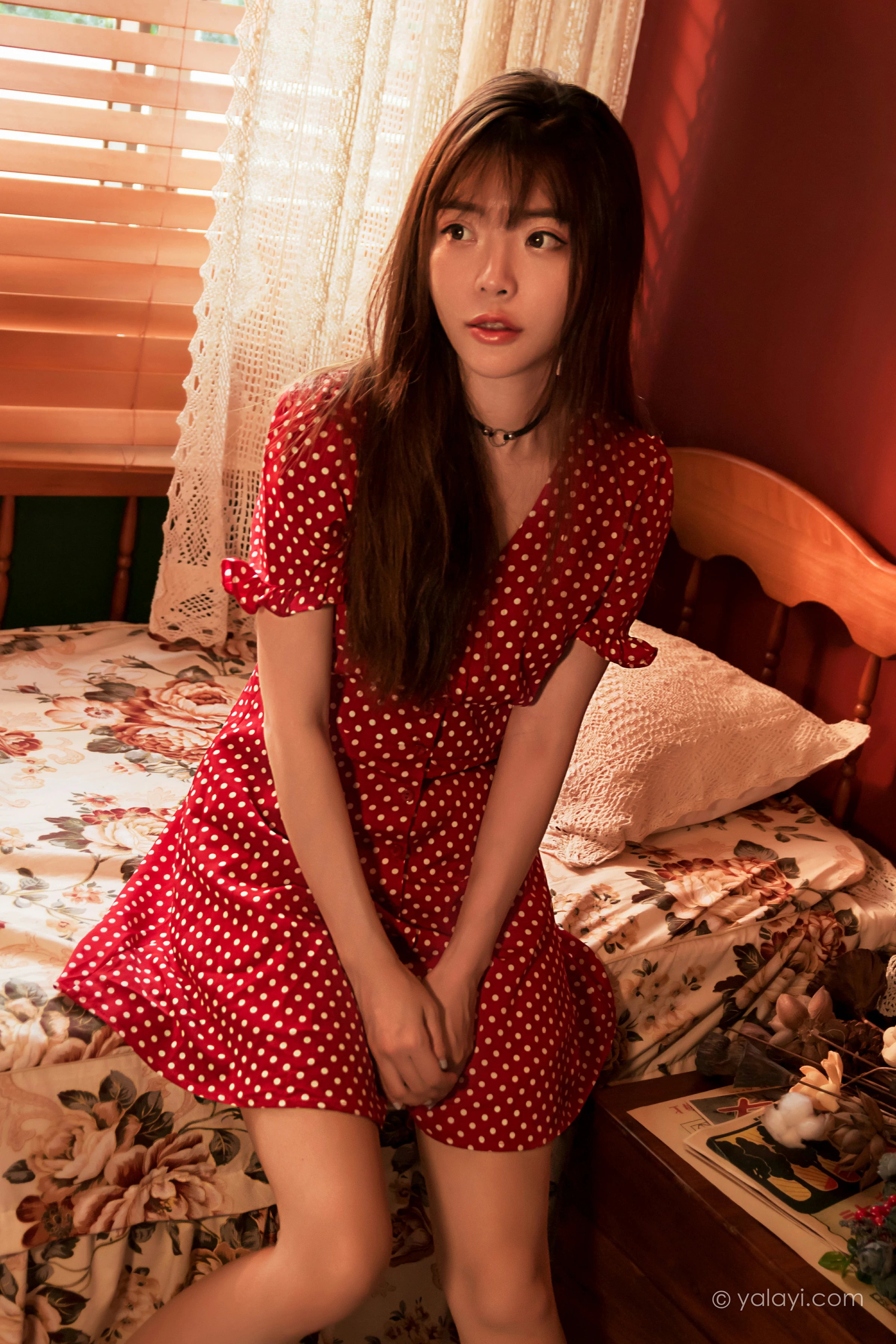 [YALAYI雅拉伊]NO.669 《第一次》 小杨 居家红色连衣裙写真第3张