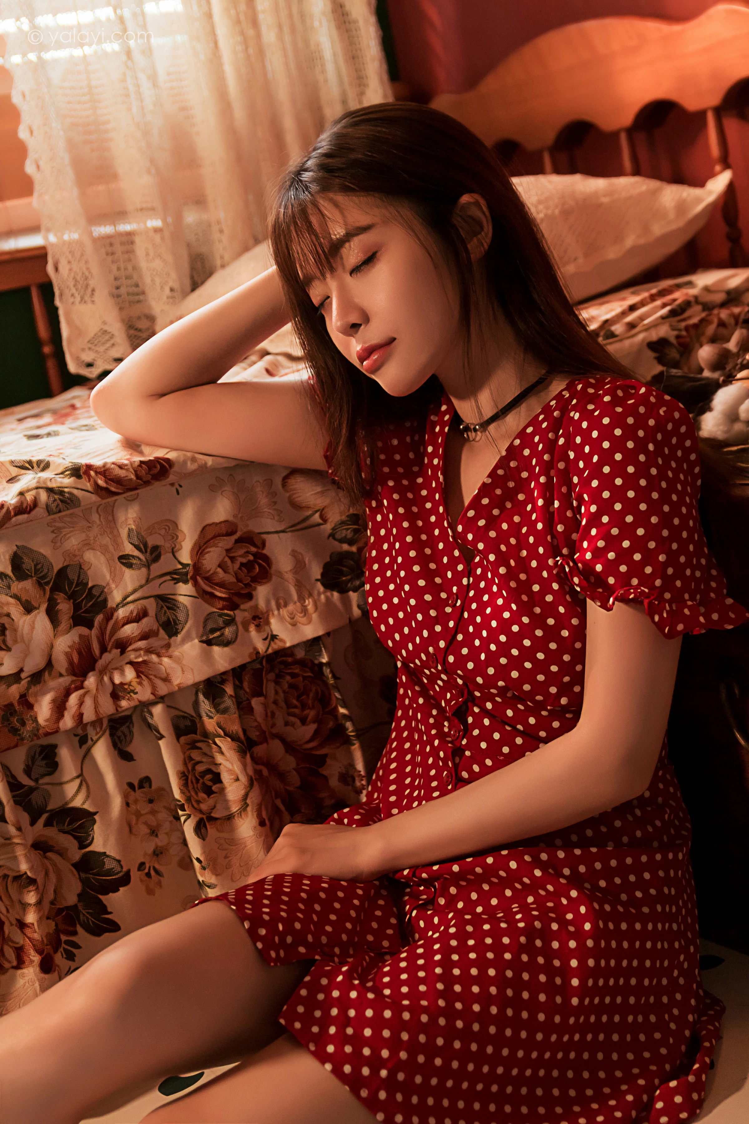 [YALAYI雅拉伊]NO.669 《第一次》 小杨 居家红色连衣裙写真第4张