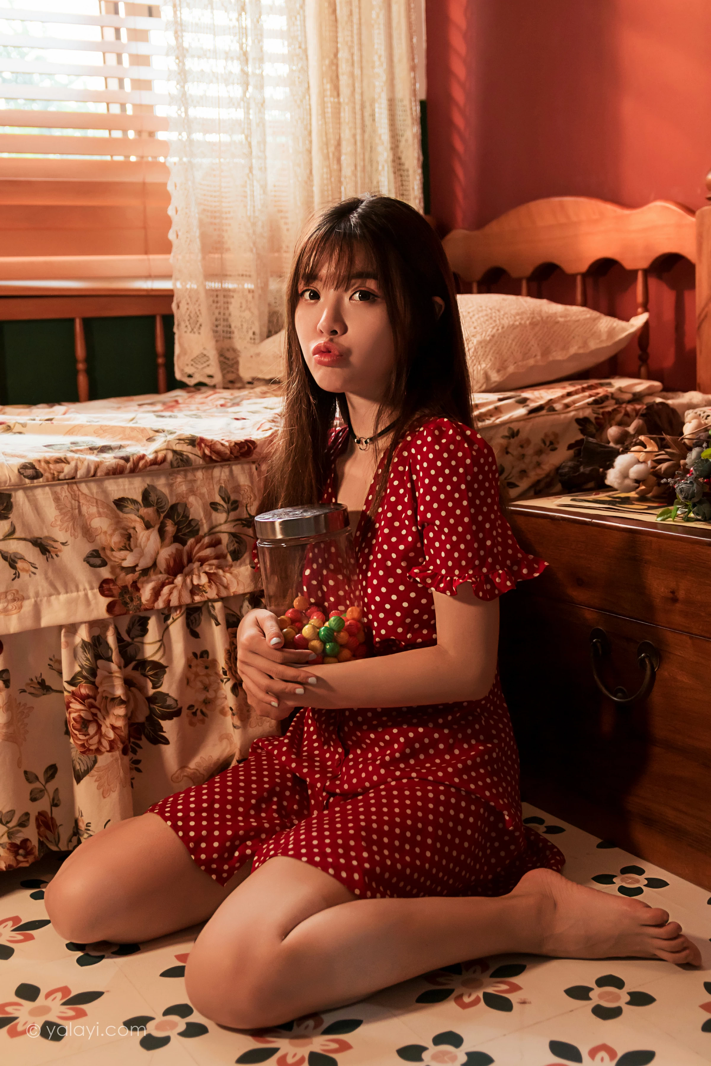 [YALAYI雅拉伊]NO.669 《第一次》 小杨 居家红色连衣裙写真第5张