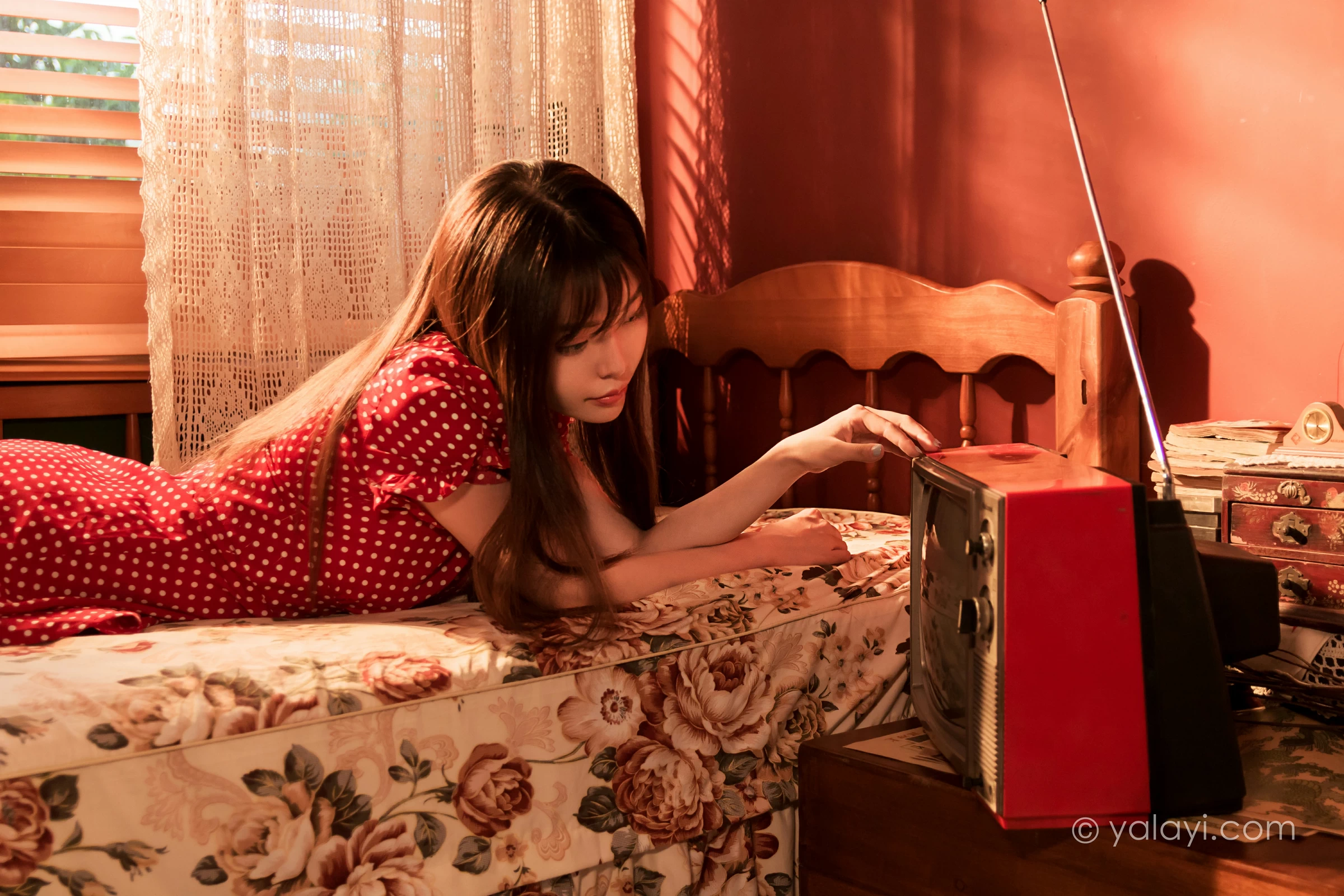 [YALAYI雅拉伊]NO.669 《第一次》 小杨 居家红色连衣裙写真第14张