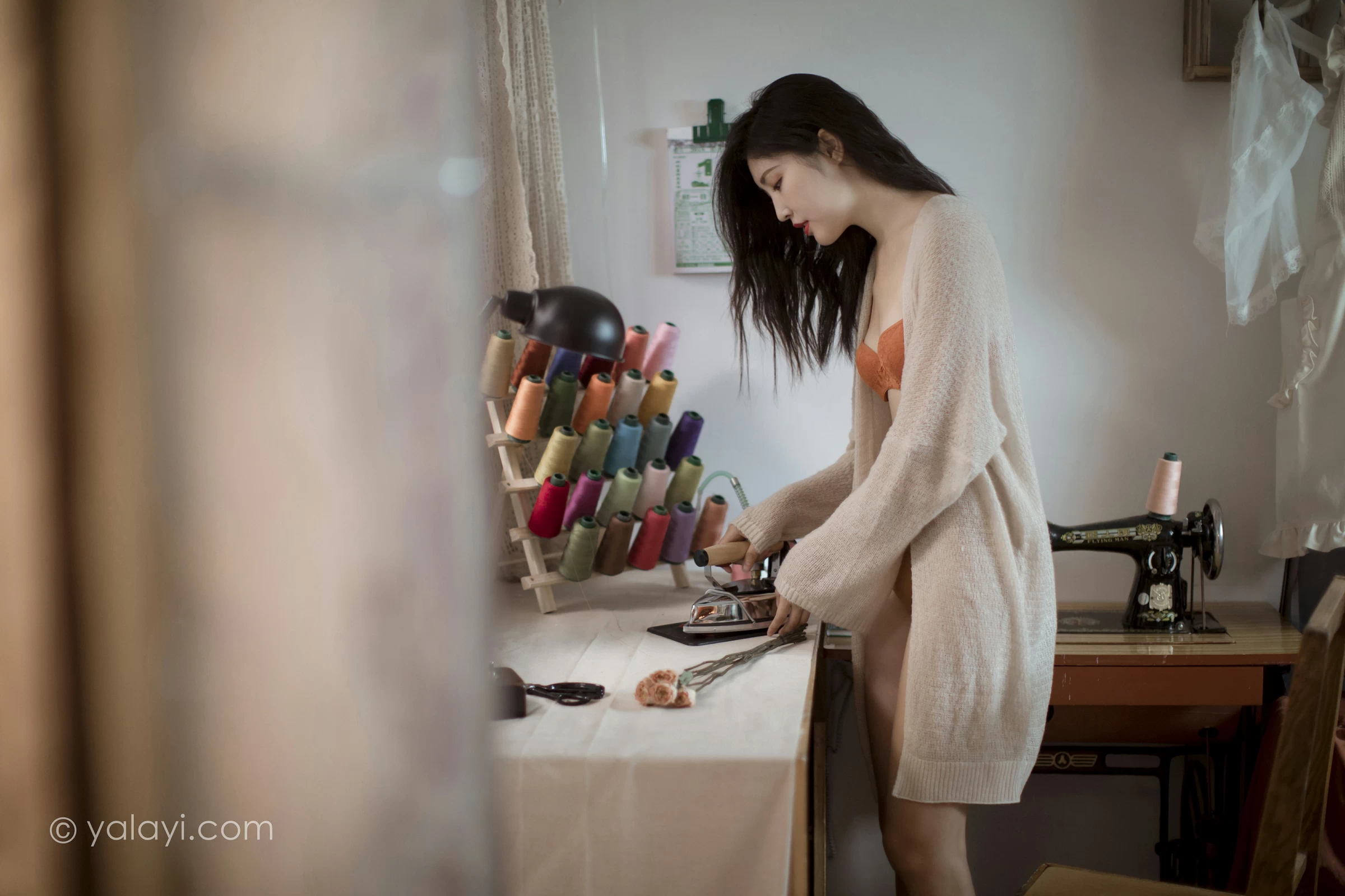 [YALAYI雅拉伊]NO.670 《心动》 苍儿 白色睡袍加橙色内衣性感私房写真集第1张