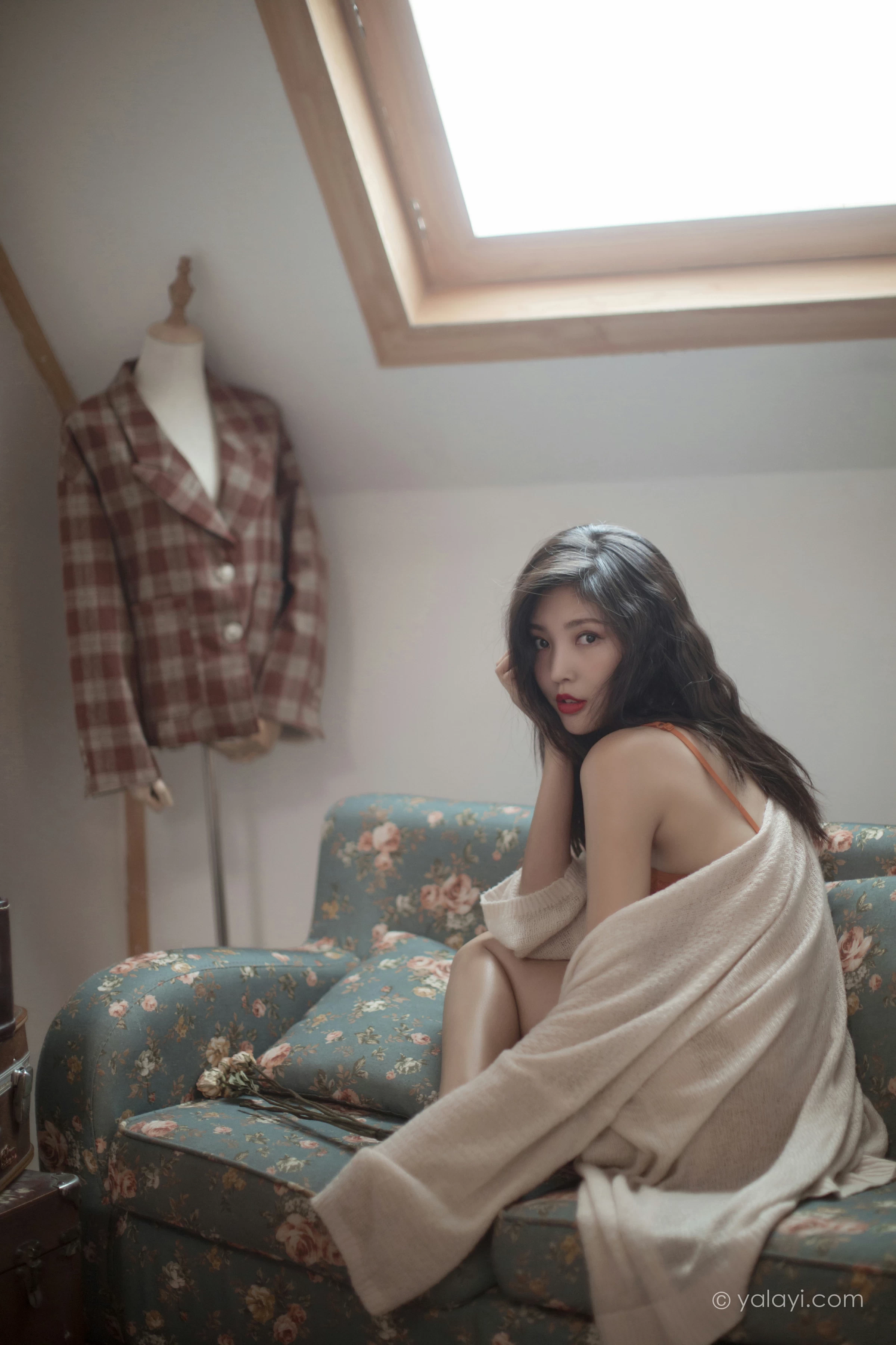 [YALAYI雅拉伊]NO.670 《心动》 苍儿 白色睡袍加橙色内衣性感私房写真集第10张