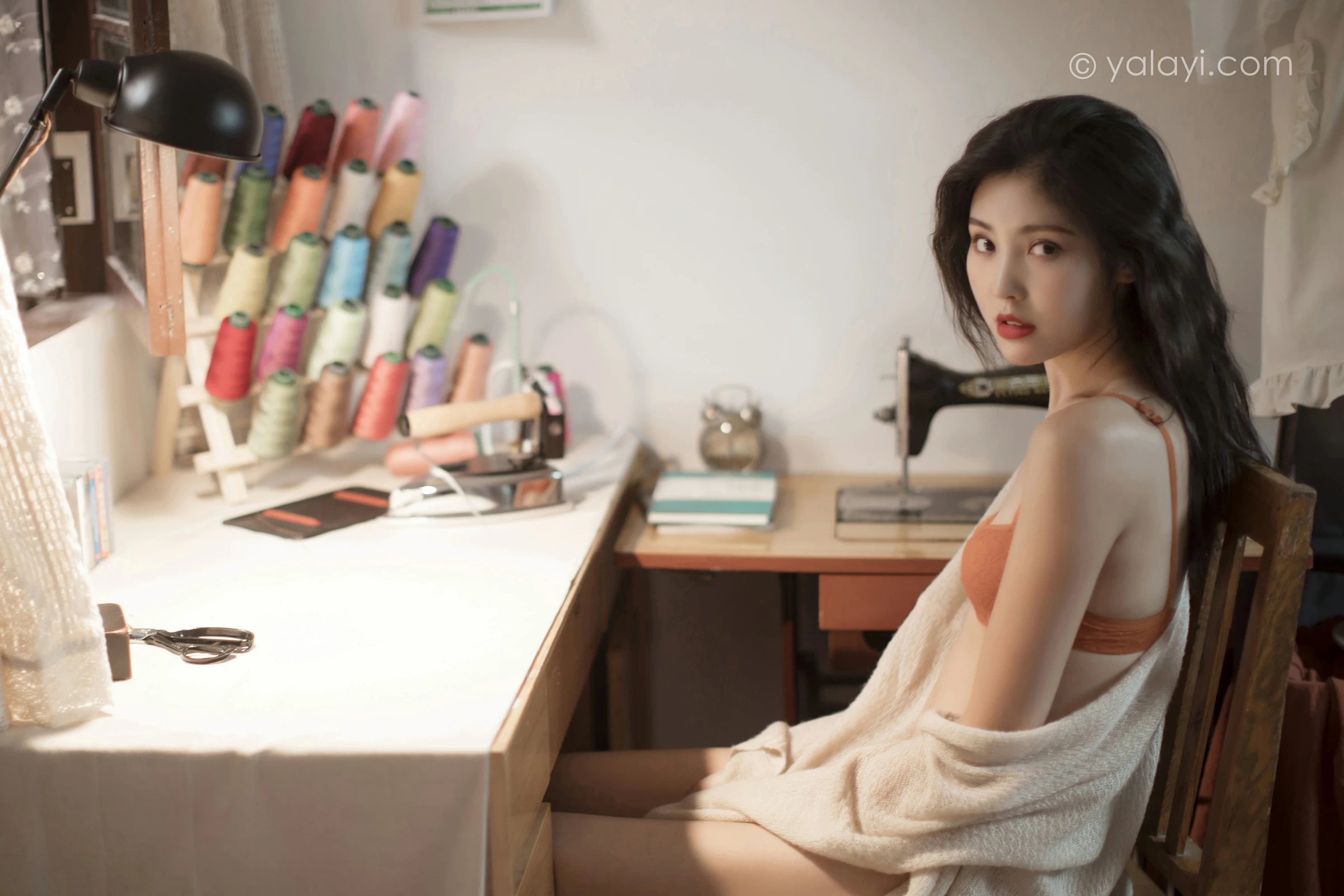 [YALAYI雅拉伊]NO.670 《心动》 苍儿 白色睡袍加橙色内衣性感私房写真集第18张