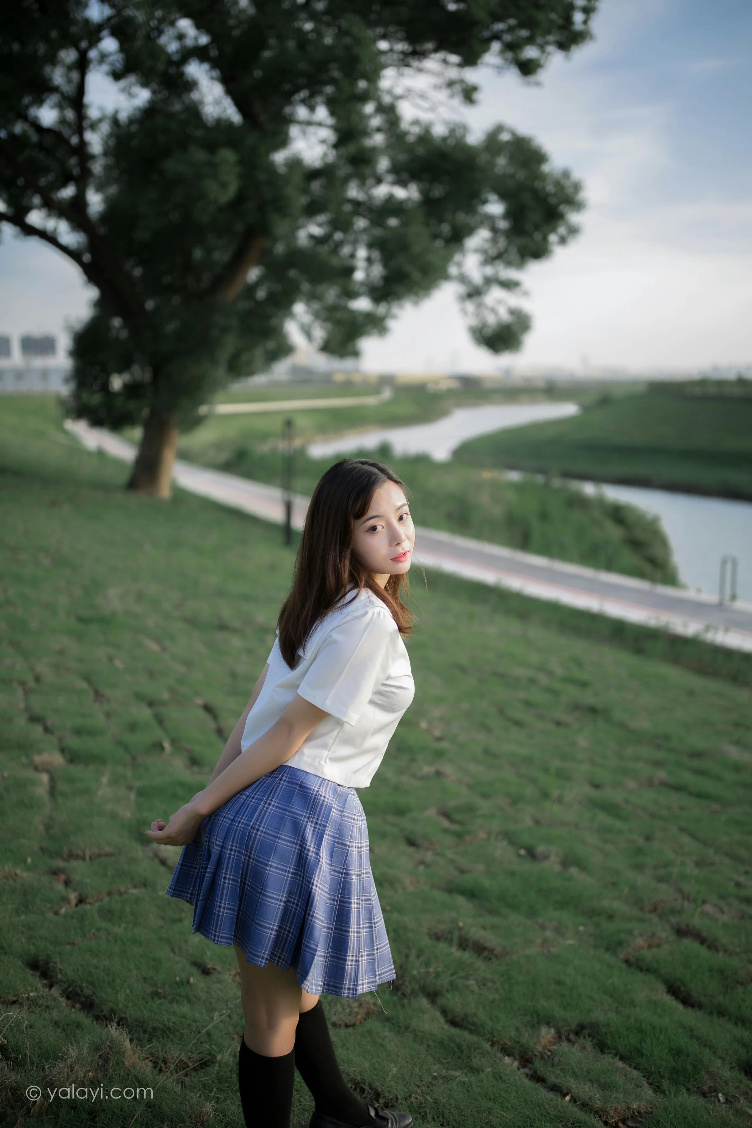 [YALAYI雅拉伊]NO.677 《青春在河畔奔走》 枝娅 白色JK制服与短裙加黑丝美腿写真第3张