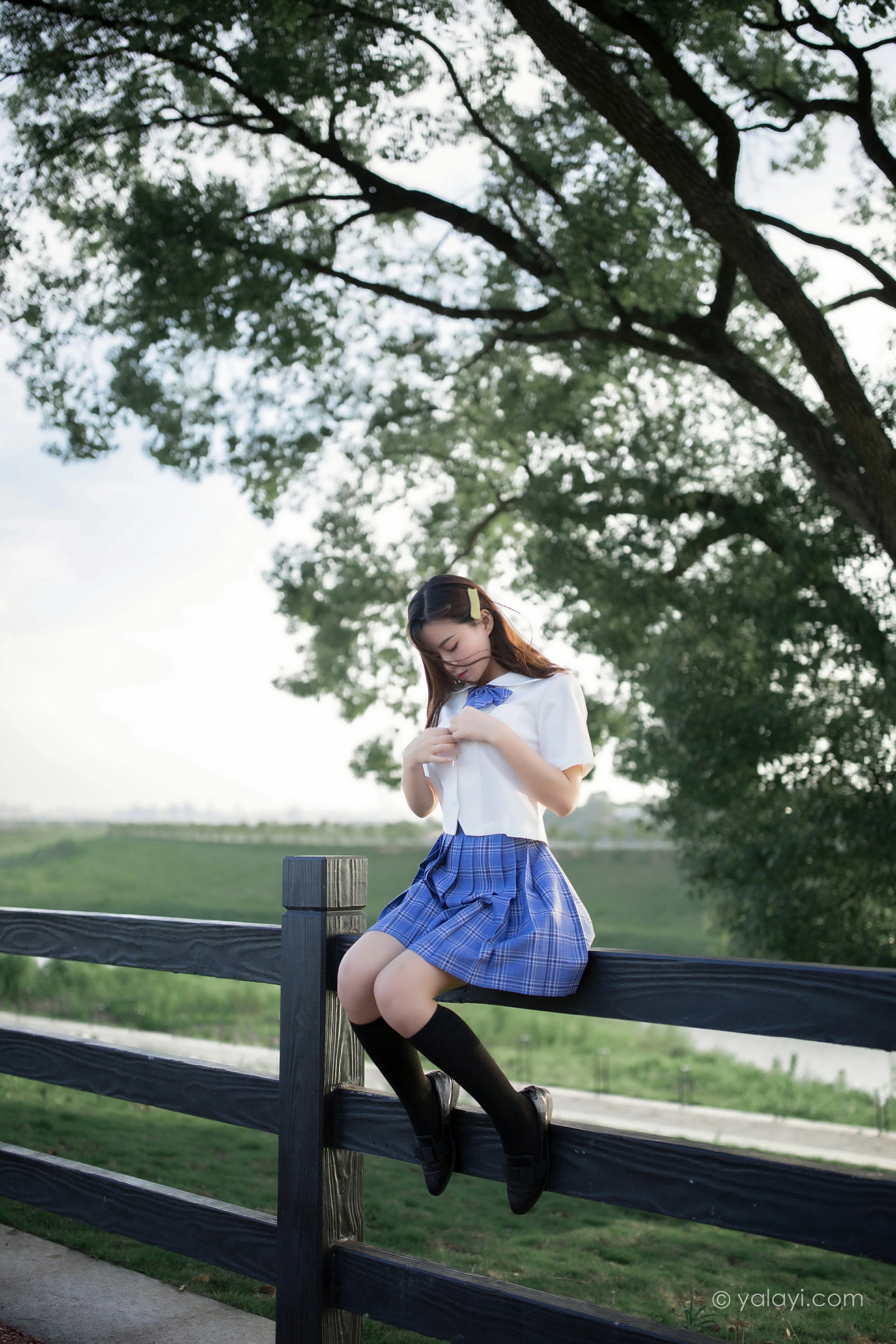 [YALAYI雅拉伊]NO.677 《青春在河畔奔走》 枝娅 白色JK制服与短裙加黑丝美腿写真第4张