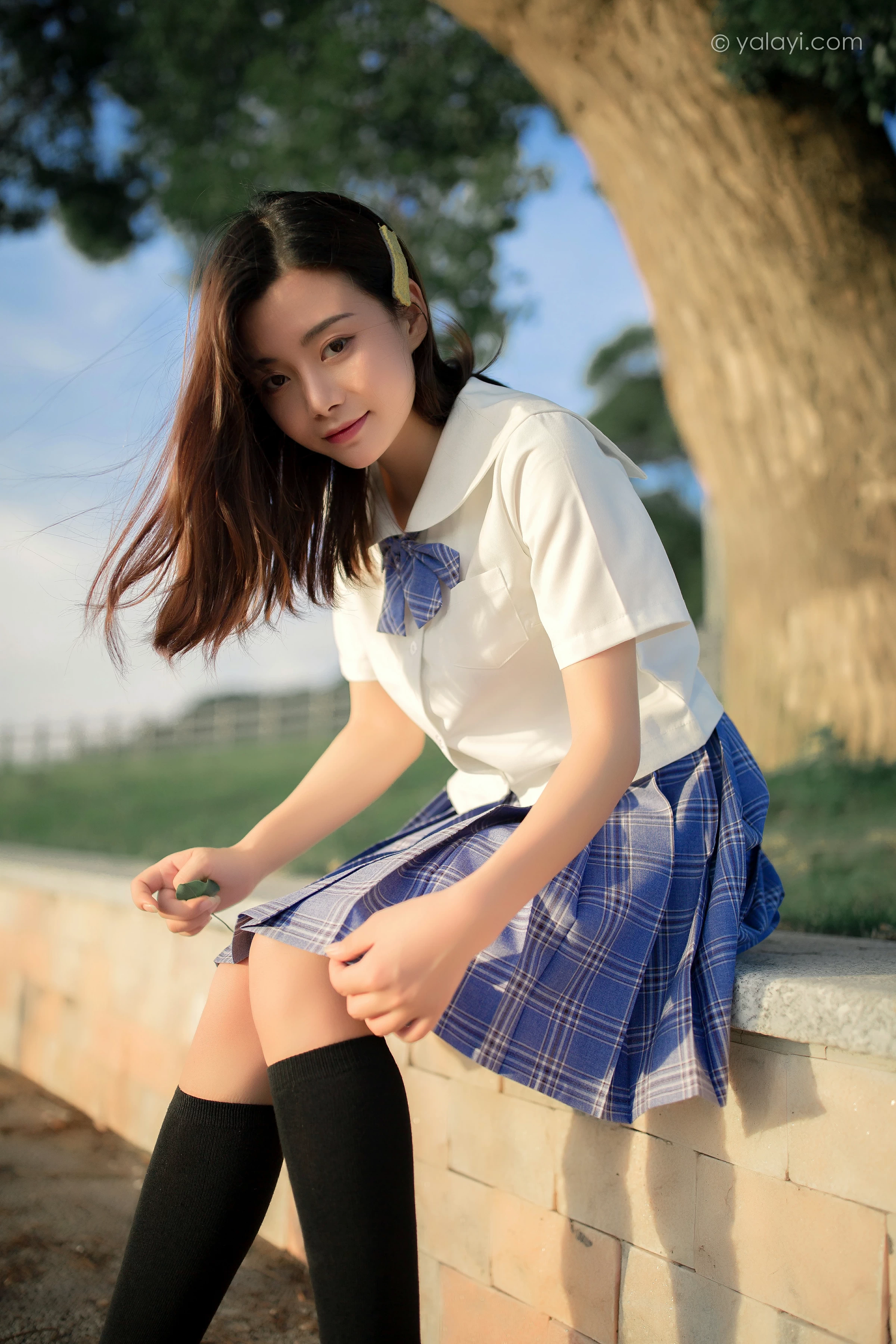 [YALAYI雅拉伊]NO.677 《青春在河畔奔走》 枝娅 白色JK制服与短裙加黑丝美腿写真第9张