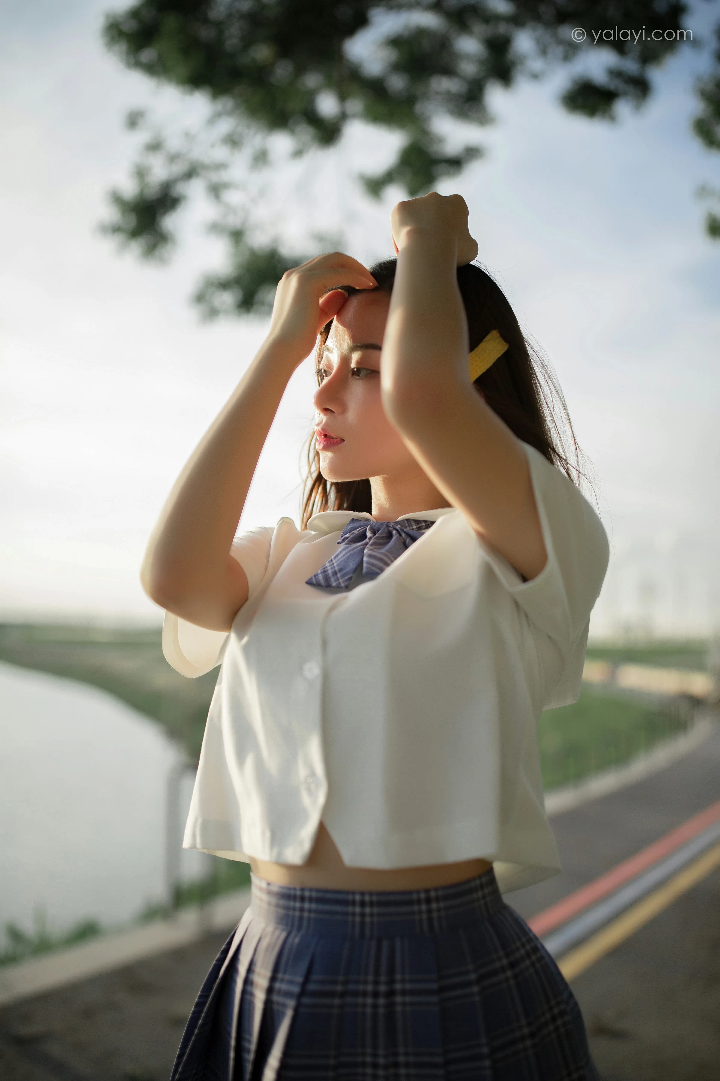 [YALAYI雅拉伊]NO.677 《青春在河畔奔走》 枝娅 白色JK制服与短裙加黑丝美腿写真第9张