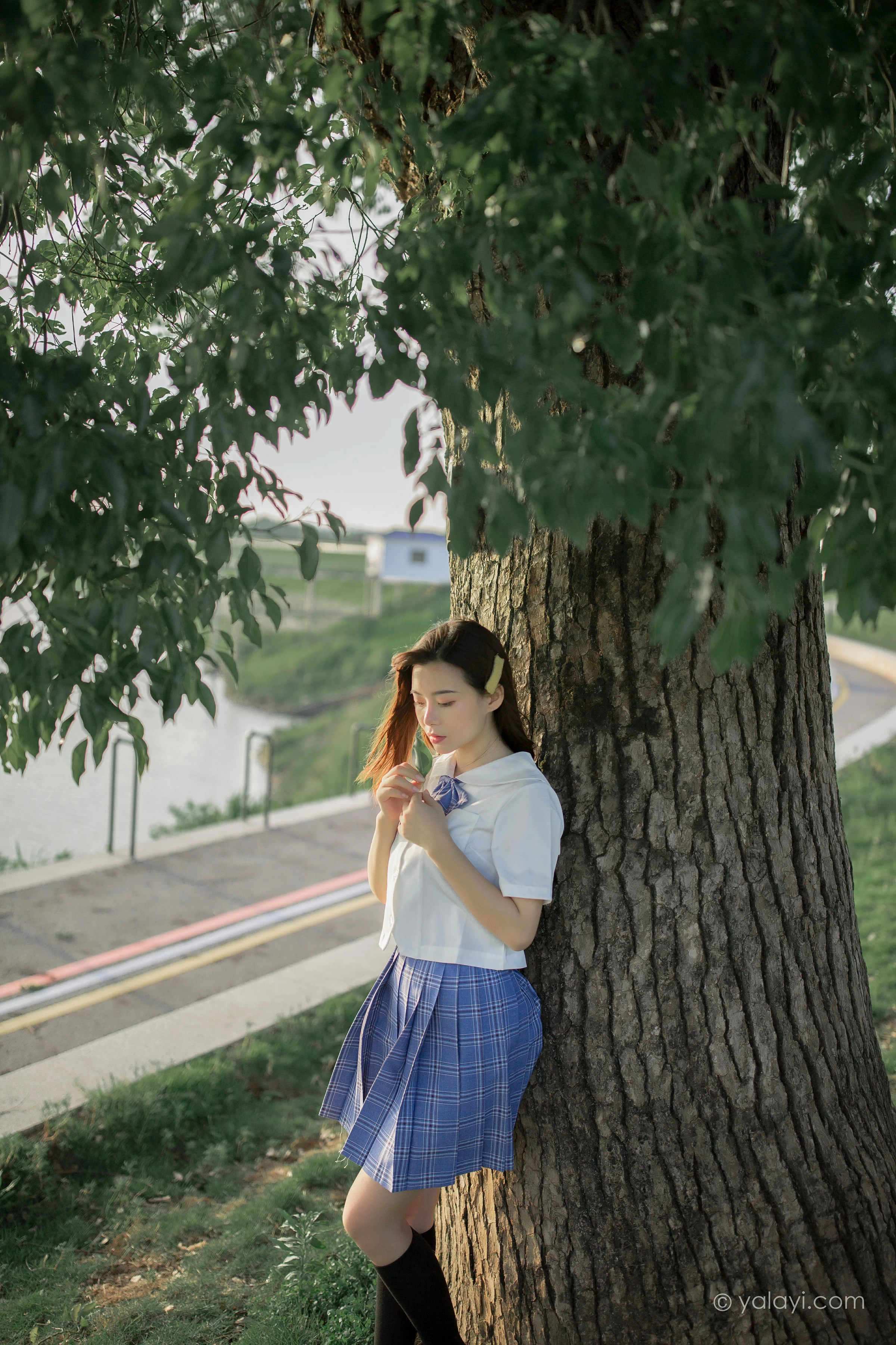 [YALAYI雅拉伊]NO.677 《青春在河畔奔走》 枝娅 白色JK制服与短裙加黑丝美腿写真第8张