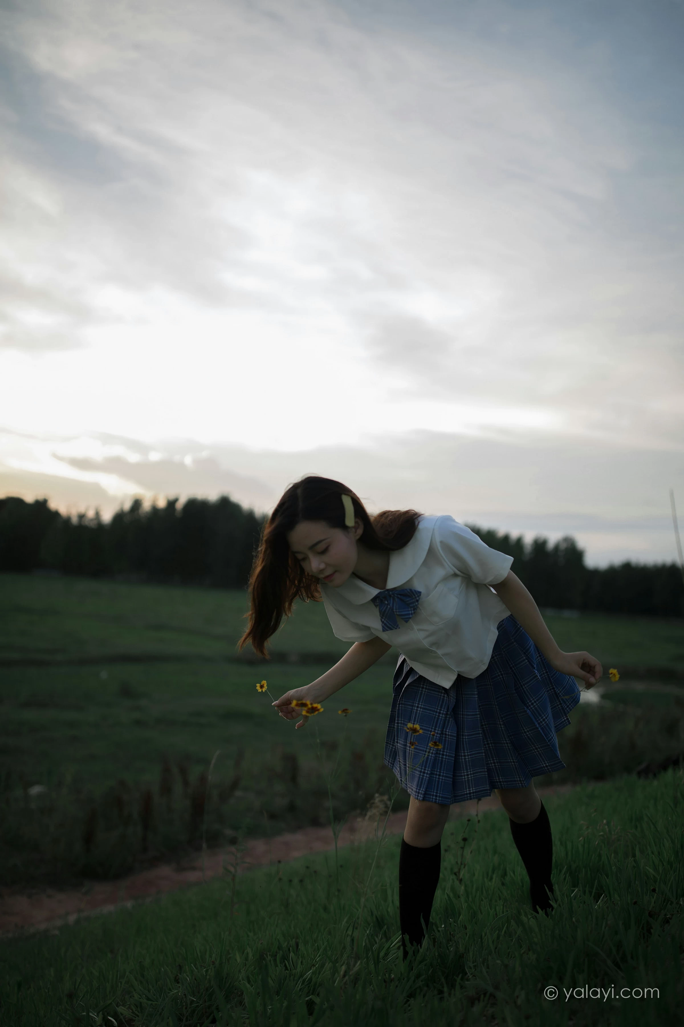 [YALAYI雅拉伊]NO.677 《青春在河畔奔走》 枝娅 白色JK制服与短裙加黑丝美腿写真第12张