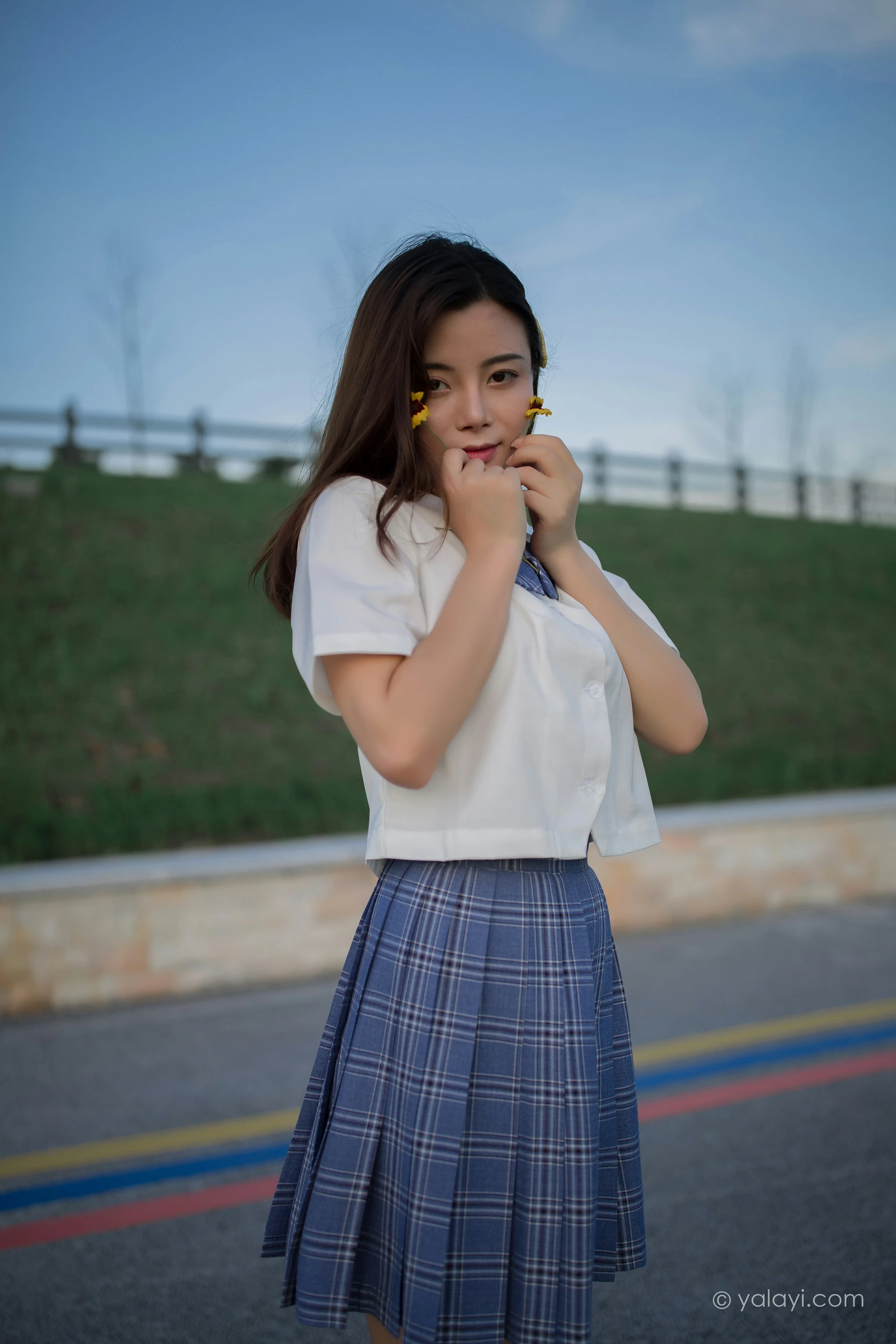 [YALAYI雅拉伊]NO.677 《青春在河畔奔走》 枝娅 白色JK制服与短裙加黑丝美腿写真第14张