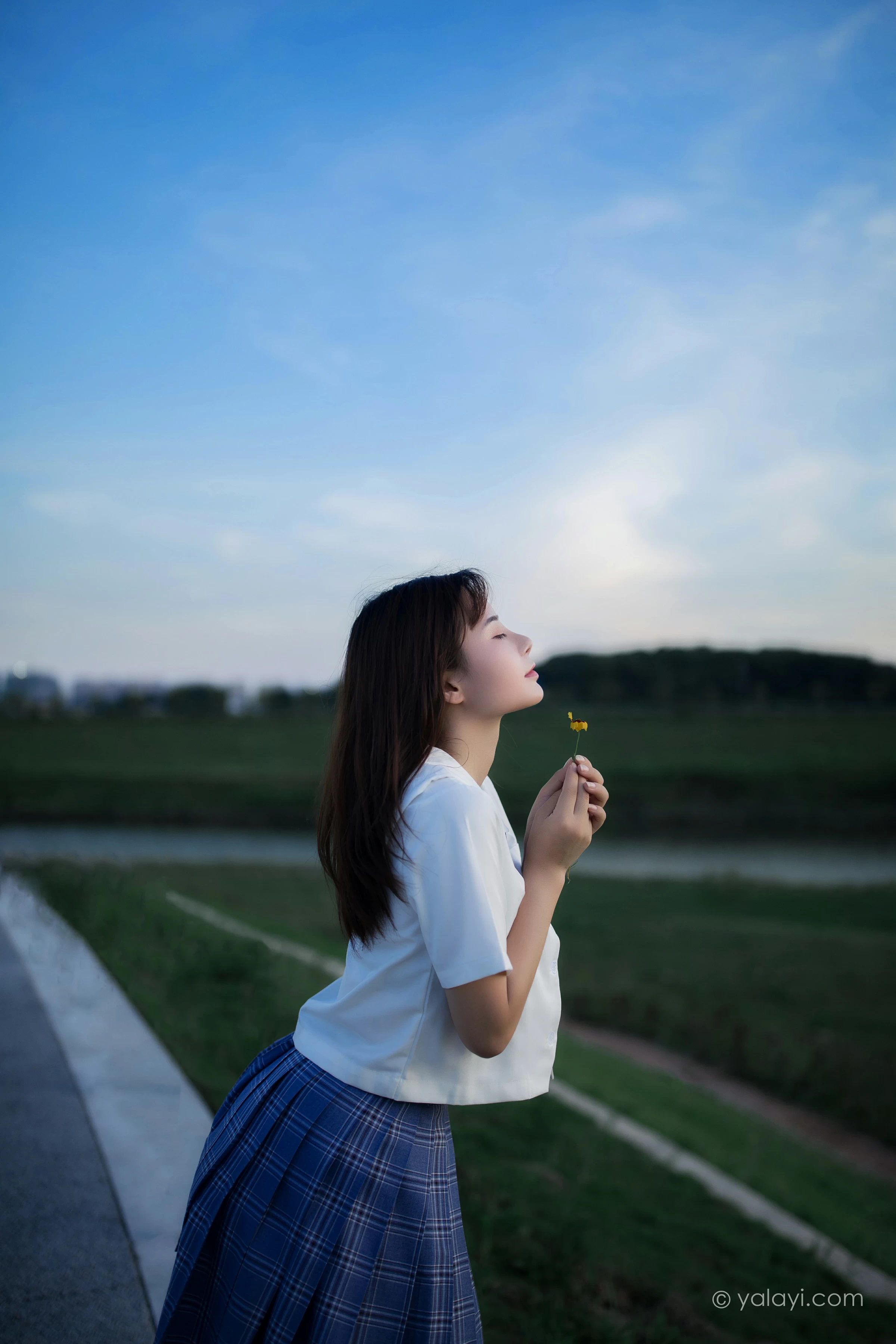 [YALAYI雅拉伊]NO.677 《青春在河畔奔走》 枝娅 白色JK制服与短裙加黑丝美腿写真第14张