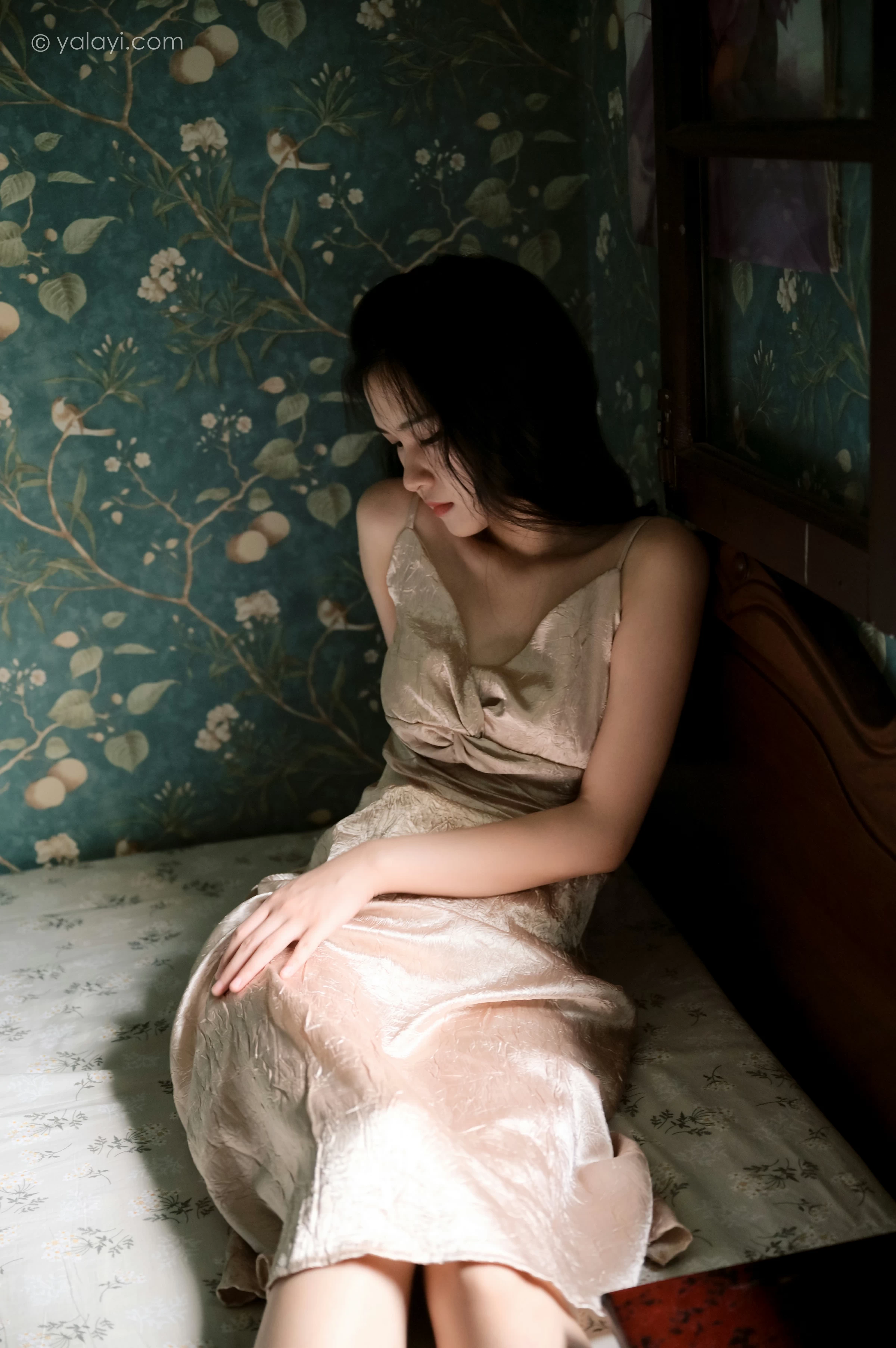 [YALAYI雅拉伊]NO.678 《绿窗》 方岚 黄色吊带连衣裙居家私房写真集第5张