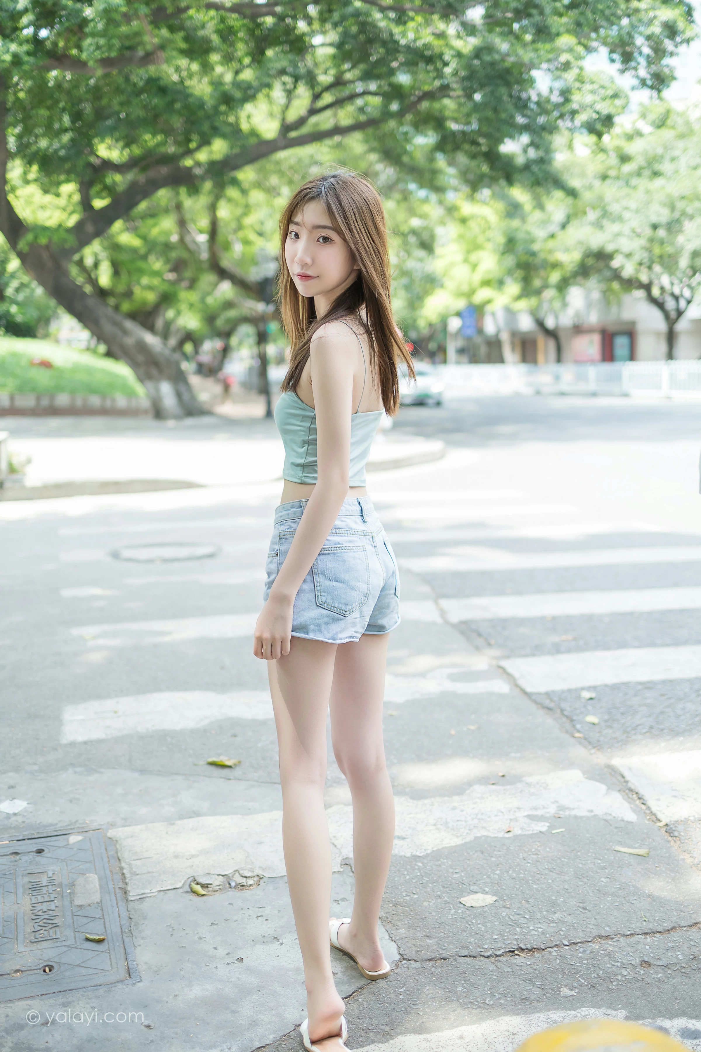 [YALAYI雅拉伊]NO.680 《现任女友》 小乔 绿色性感小背心加牛仔短裤街拍写真第2张