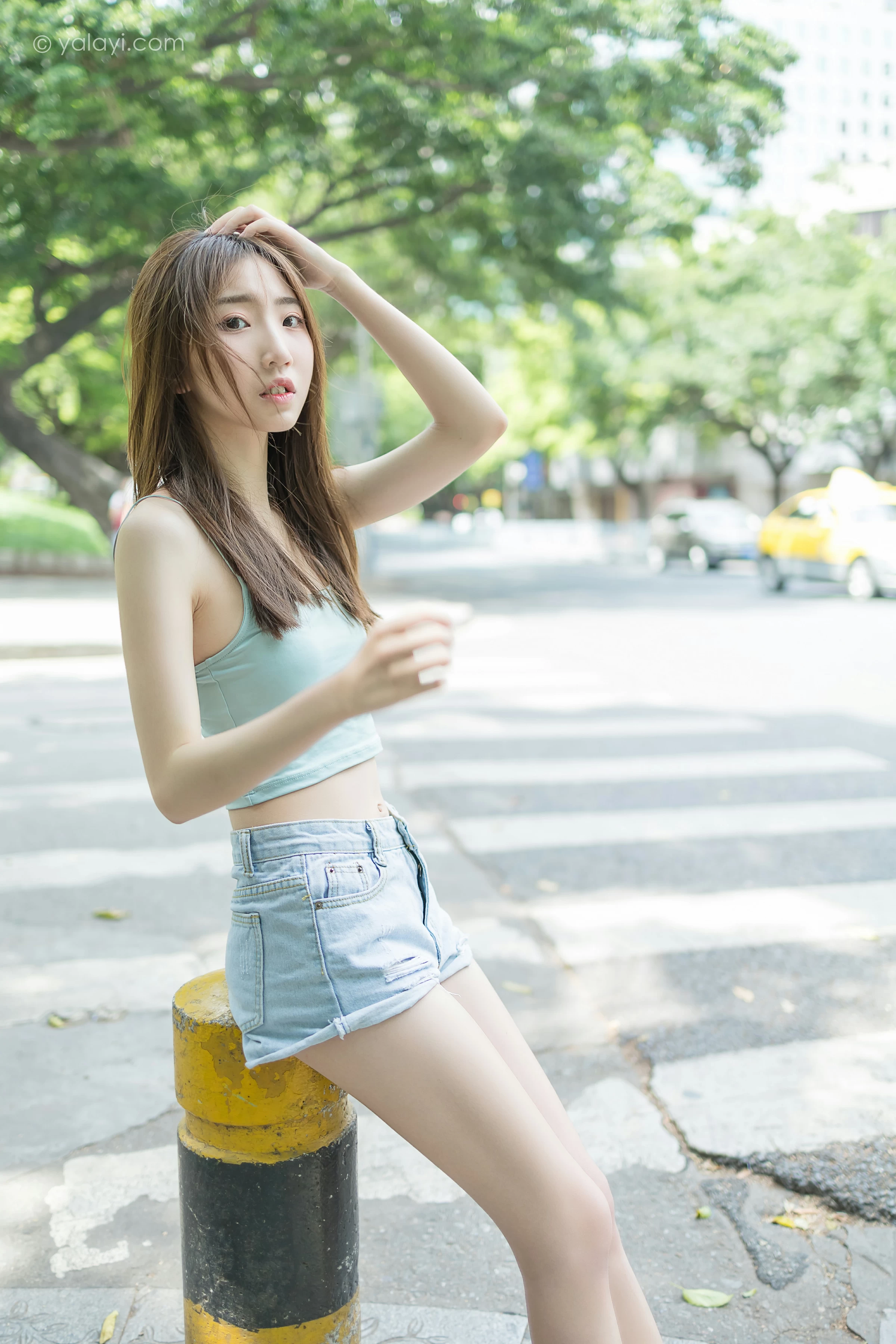 [YALAYI雅拉伊]NO.680 《现任女友》 小乔 绿色性感小背心加牛仔短裤街拍写真第2张