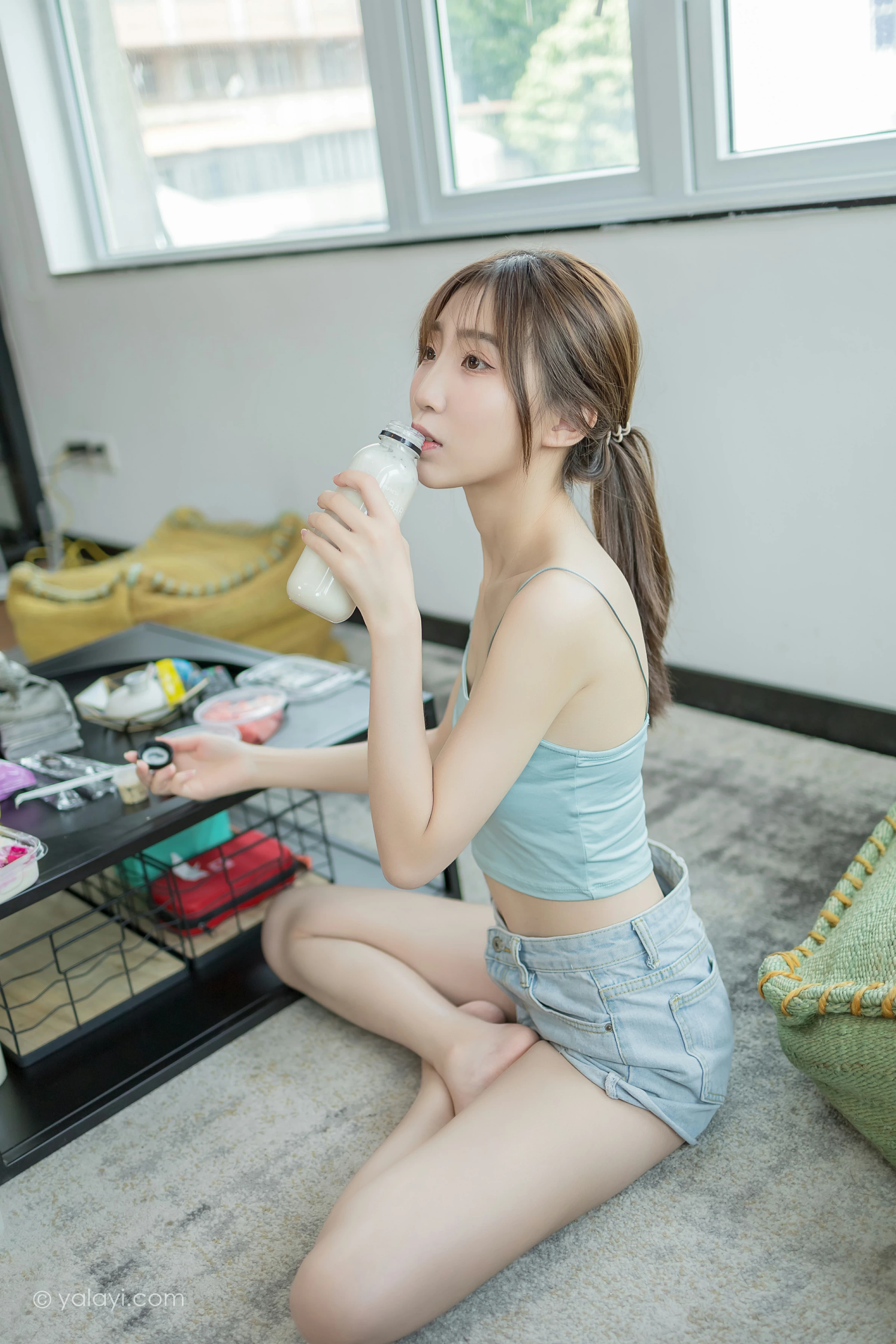 [YALAYI雅拉伊]NO.680 《现任女友》 小乔 绿色性感小背心加牛仔短裤街拍写真第11张