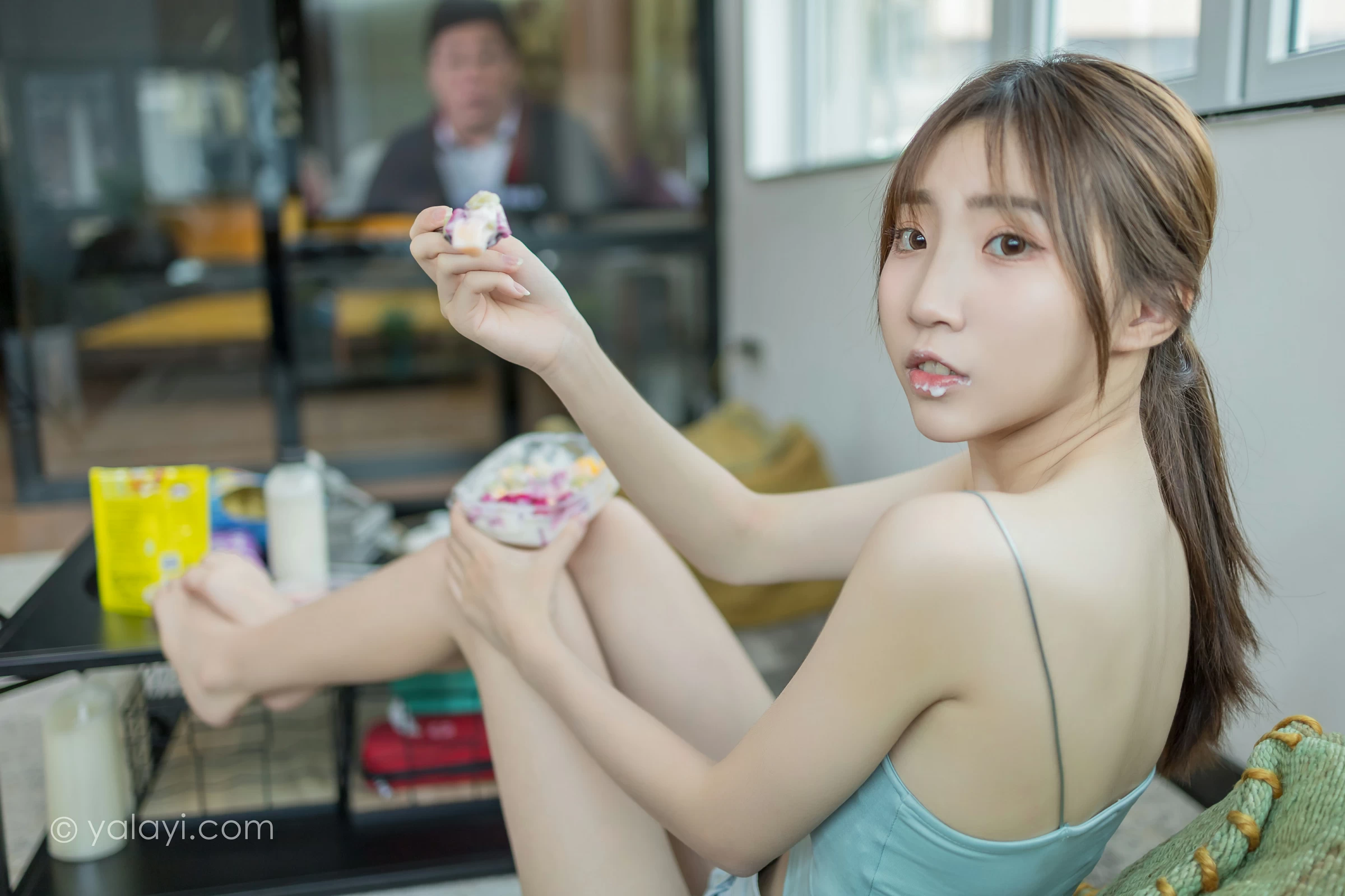 [YALAYI雅拉伊]NO.680 《现任女友》 小乔 绿色性感小背心加牛仔短裤街拍写真第14张