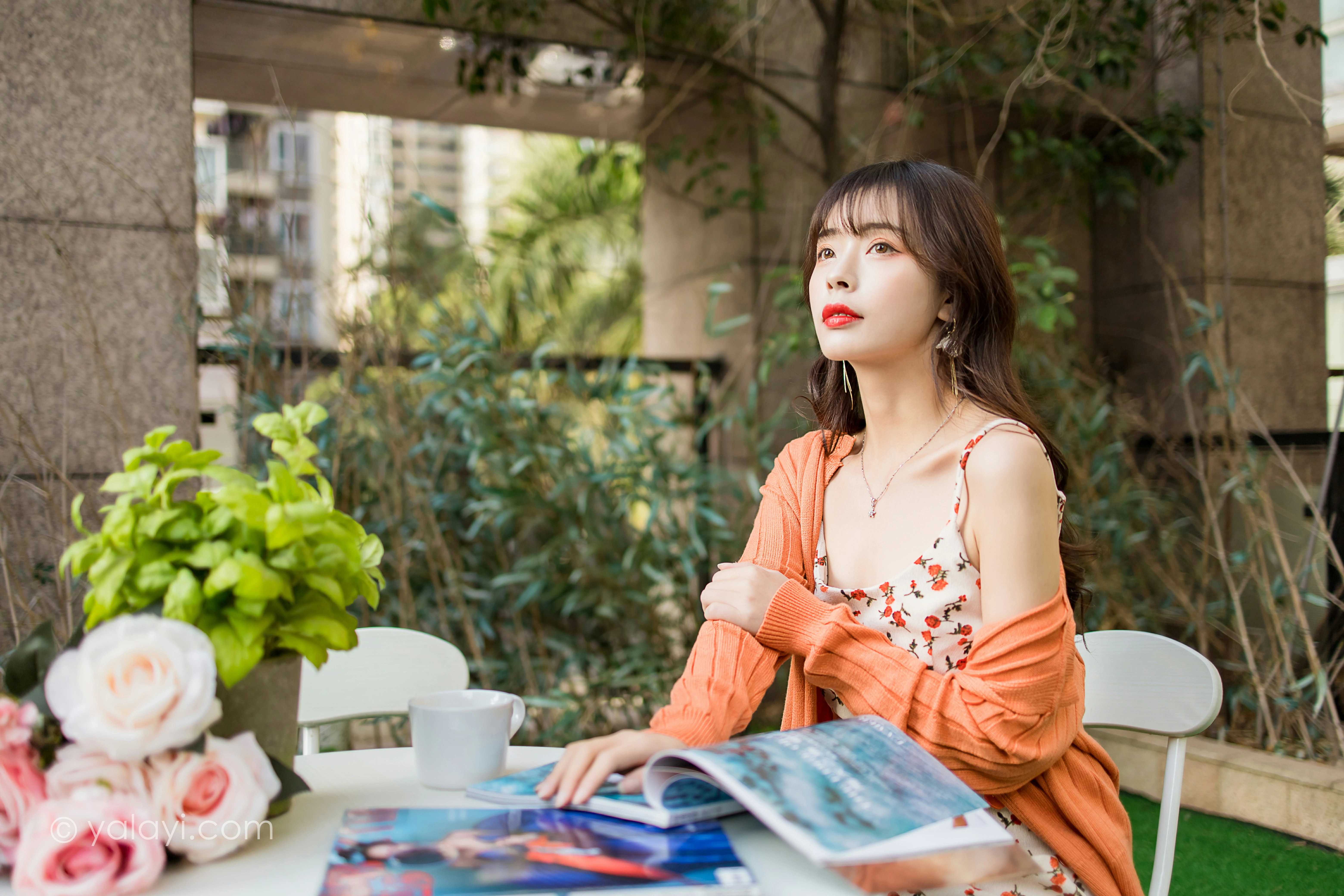 [YALAYI雅拉伊]NO.793 悠闲时光 程小蝶 橙色外套与粉色吊带连衣裙清纯写真集第4张