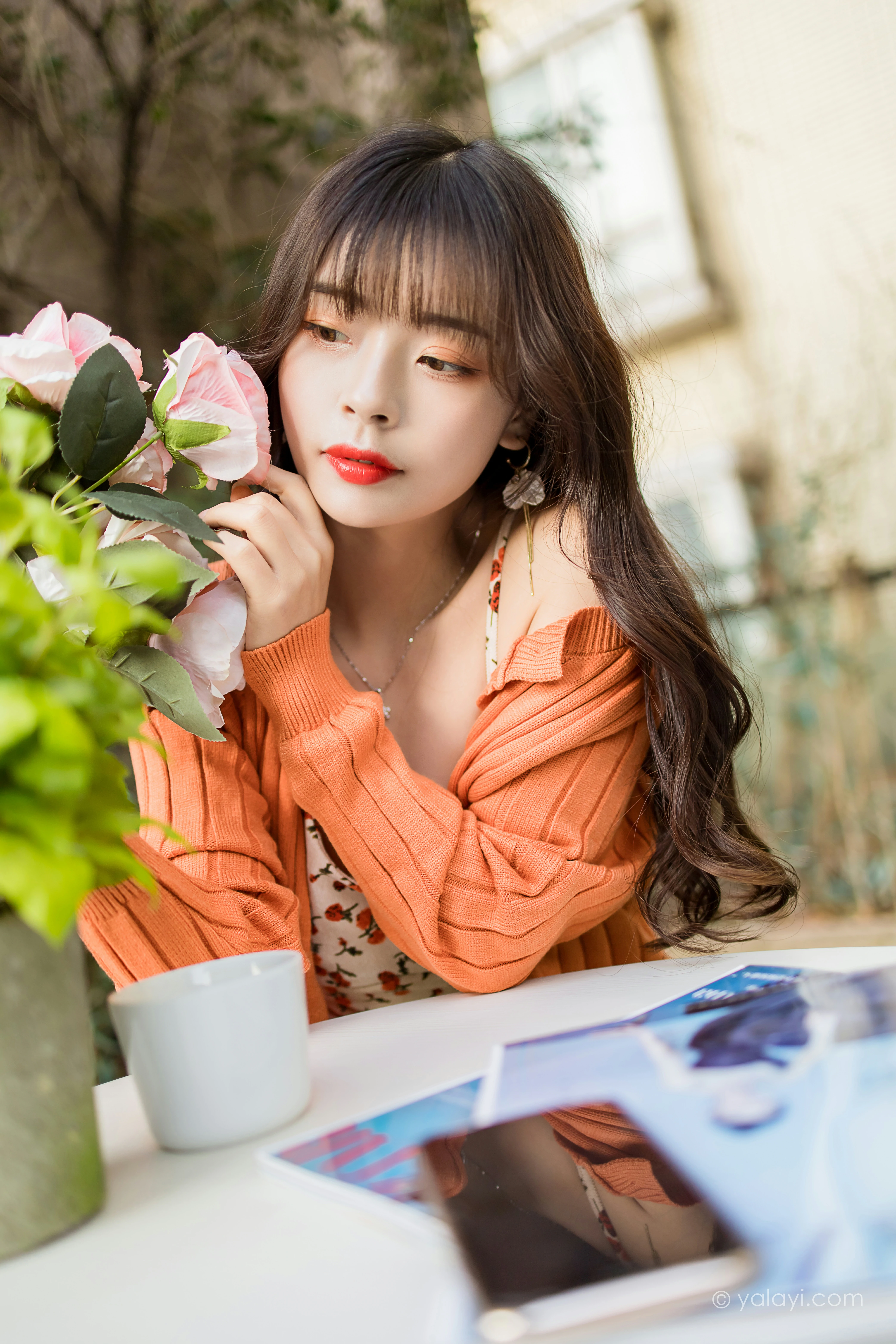 [YALAYI雅拉伊]NO.793 悠闲时光 程小蝶 橙色外套与粉色吊带连衣裙清纯写真集第10张