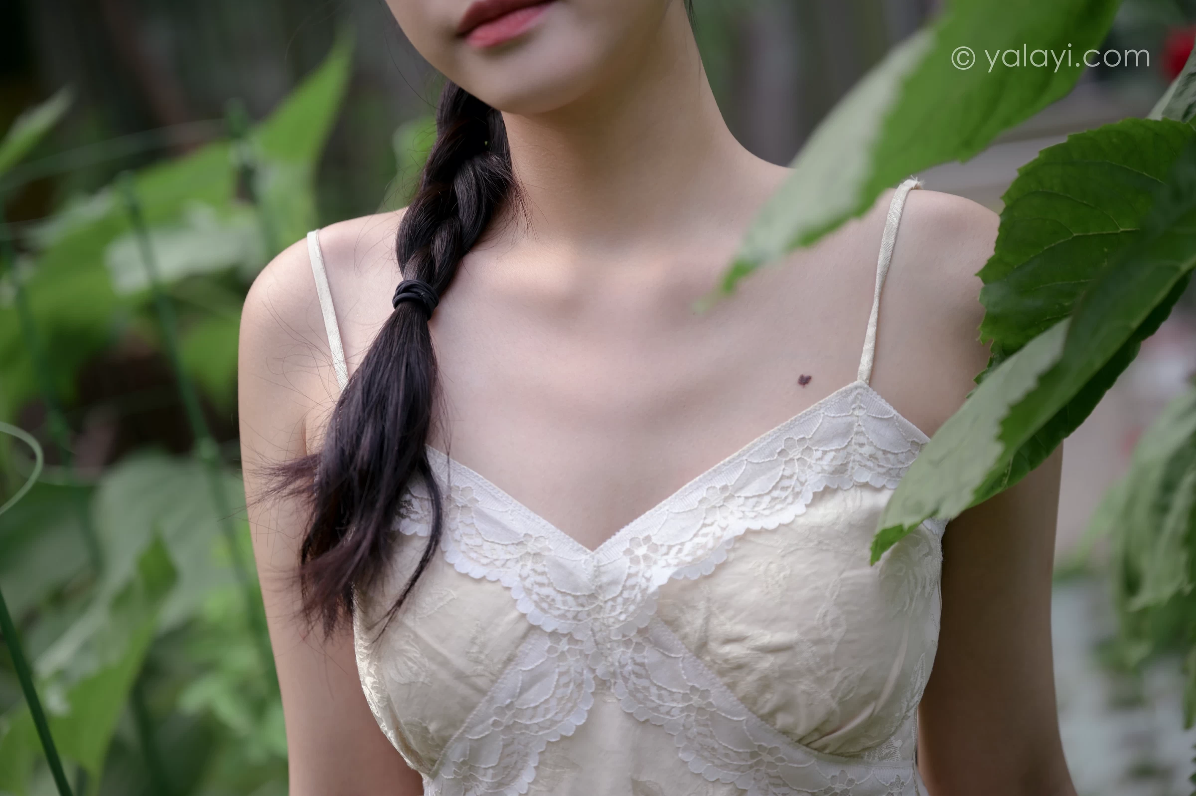 [YALAYI雅拉伊]NO.682 《孤芳不自赏》 方岚 白色蕾丝小背心加碎花短裙私房写真集第5张